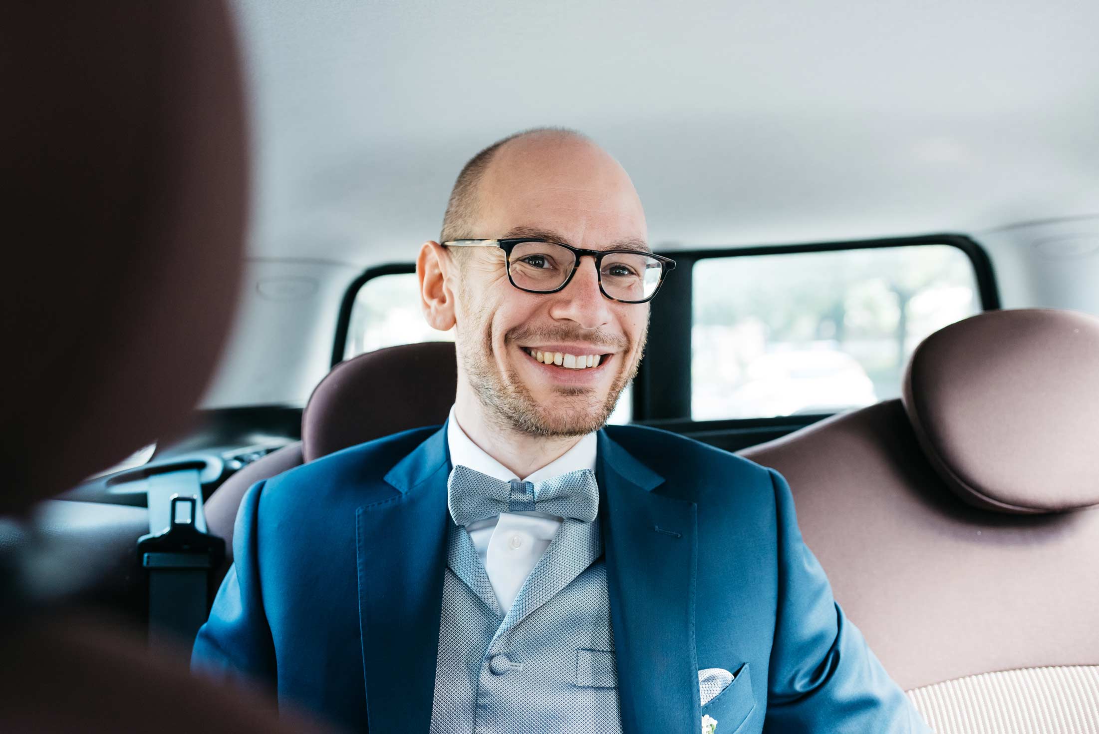 Lo sposo in macchina, fotoreportage di matrimonio