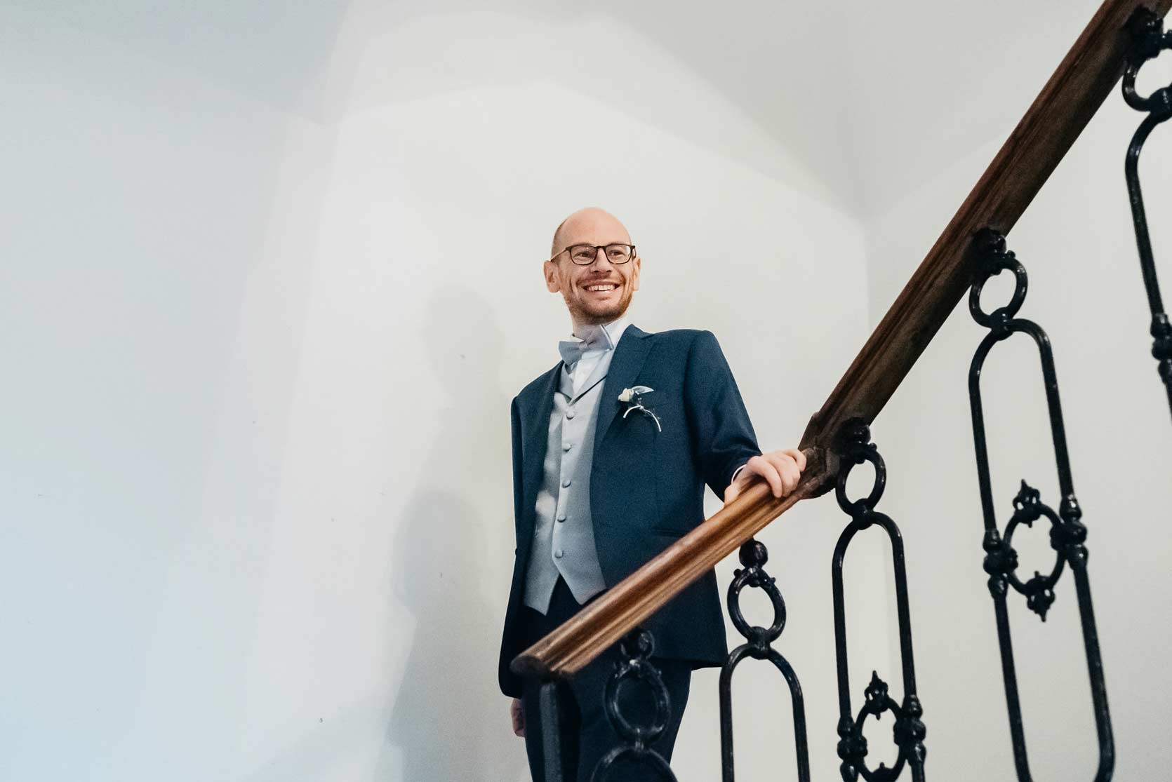 Lo sposo sulle scale di casa, fotografo matrimonio Roma