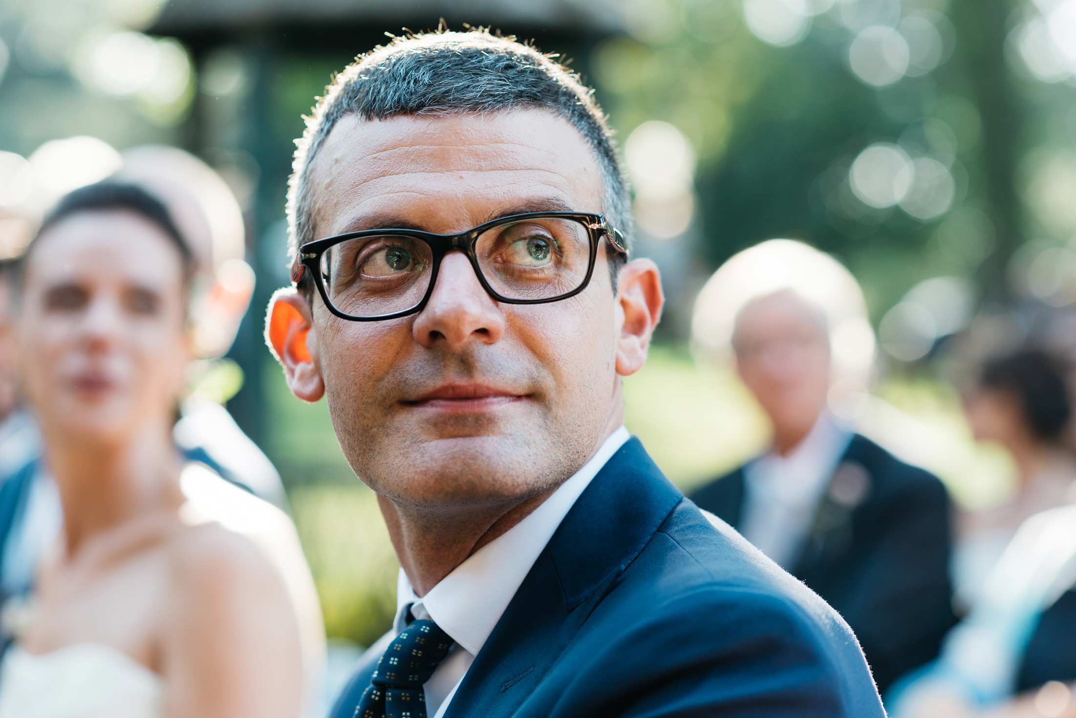 Testimone dello sposo che sorride, fotografo matrimonio Roma