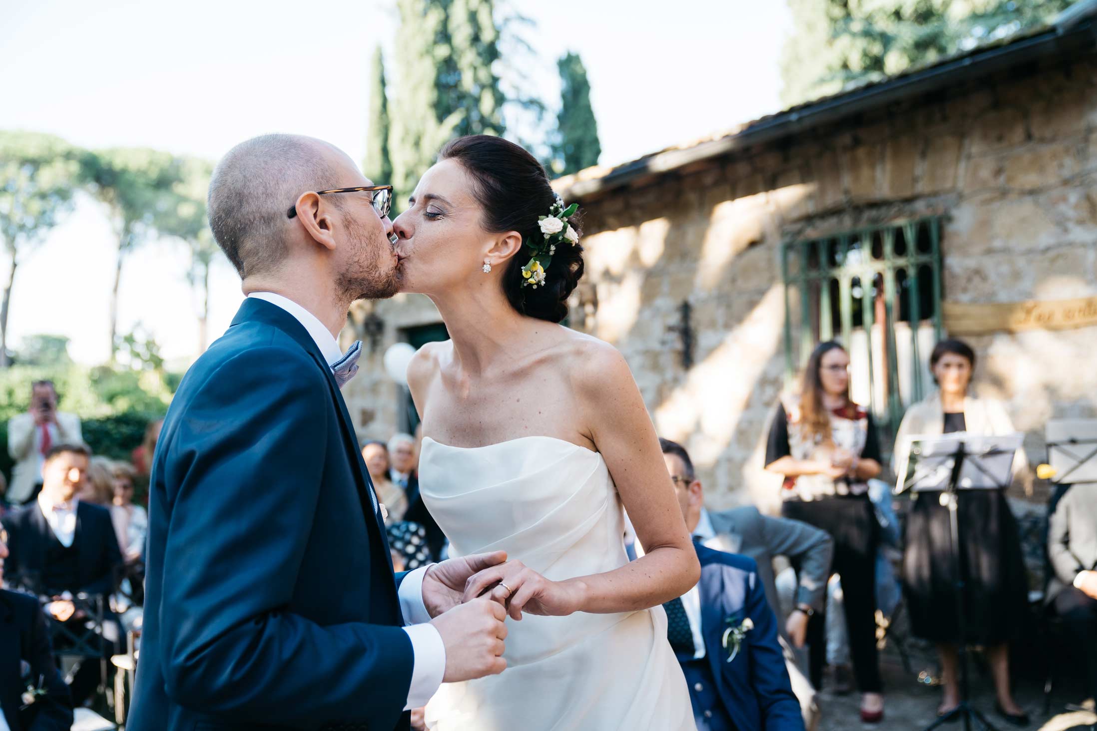 Sposoi che si baciano, fotografo matrimonio Roma
