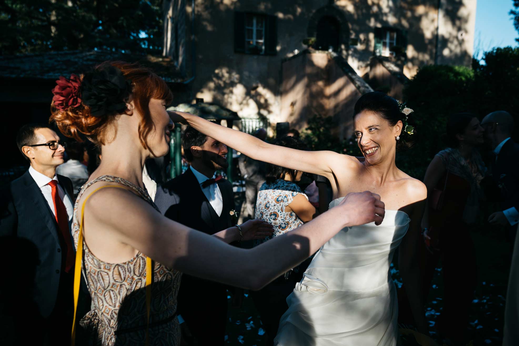 Sposa che saluta l'amica, fotografo matrimonio Roma
