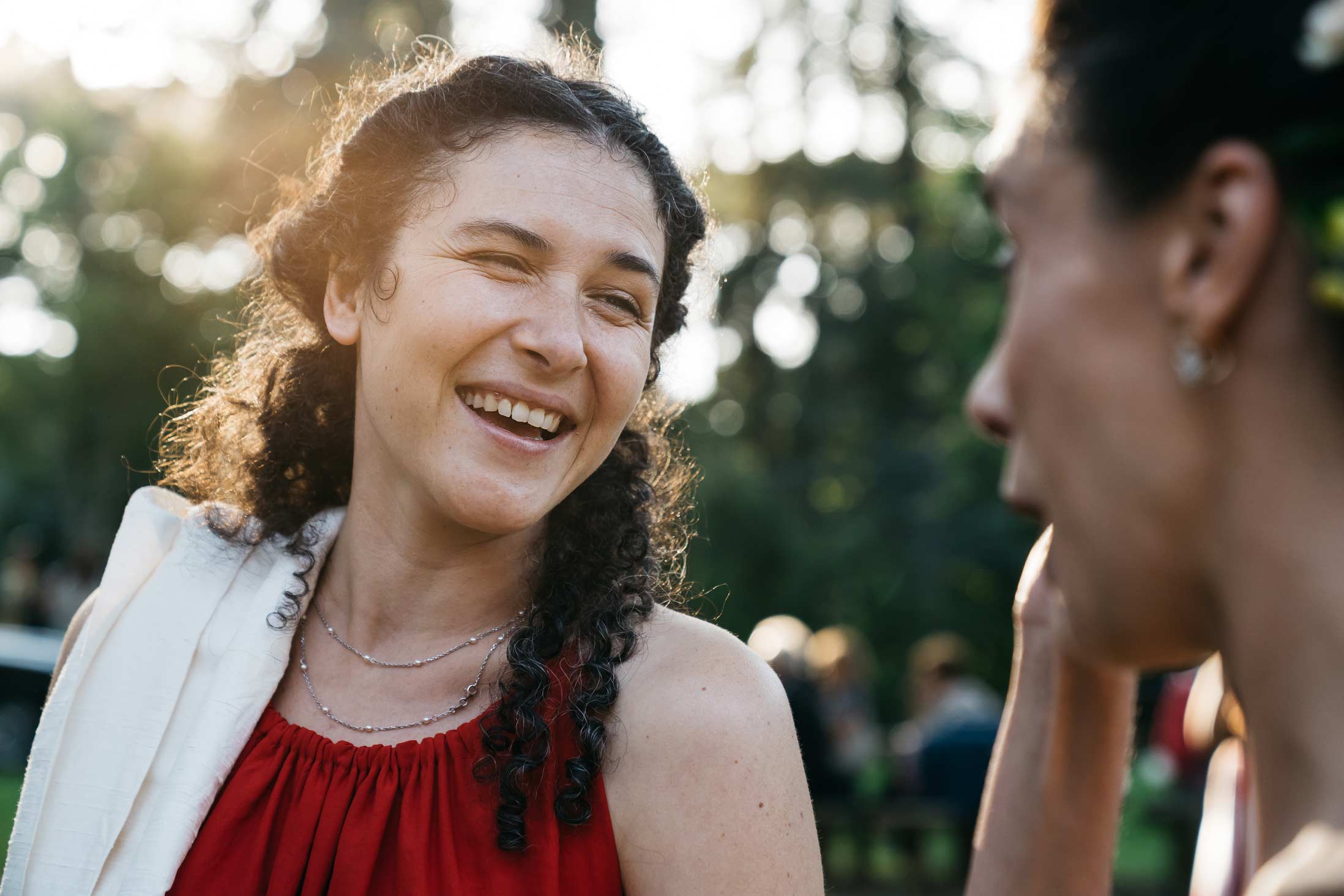 Amica della sposa che sorride, fotoreportage di matrimonio Roma