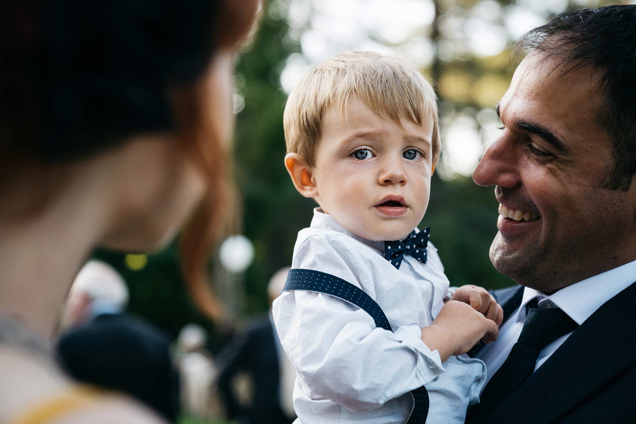 Bambino con papà sorridente, fotoreportage di matrimonio Roma