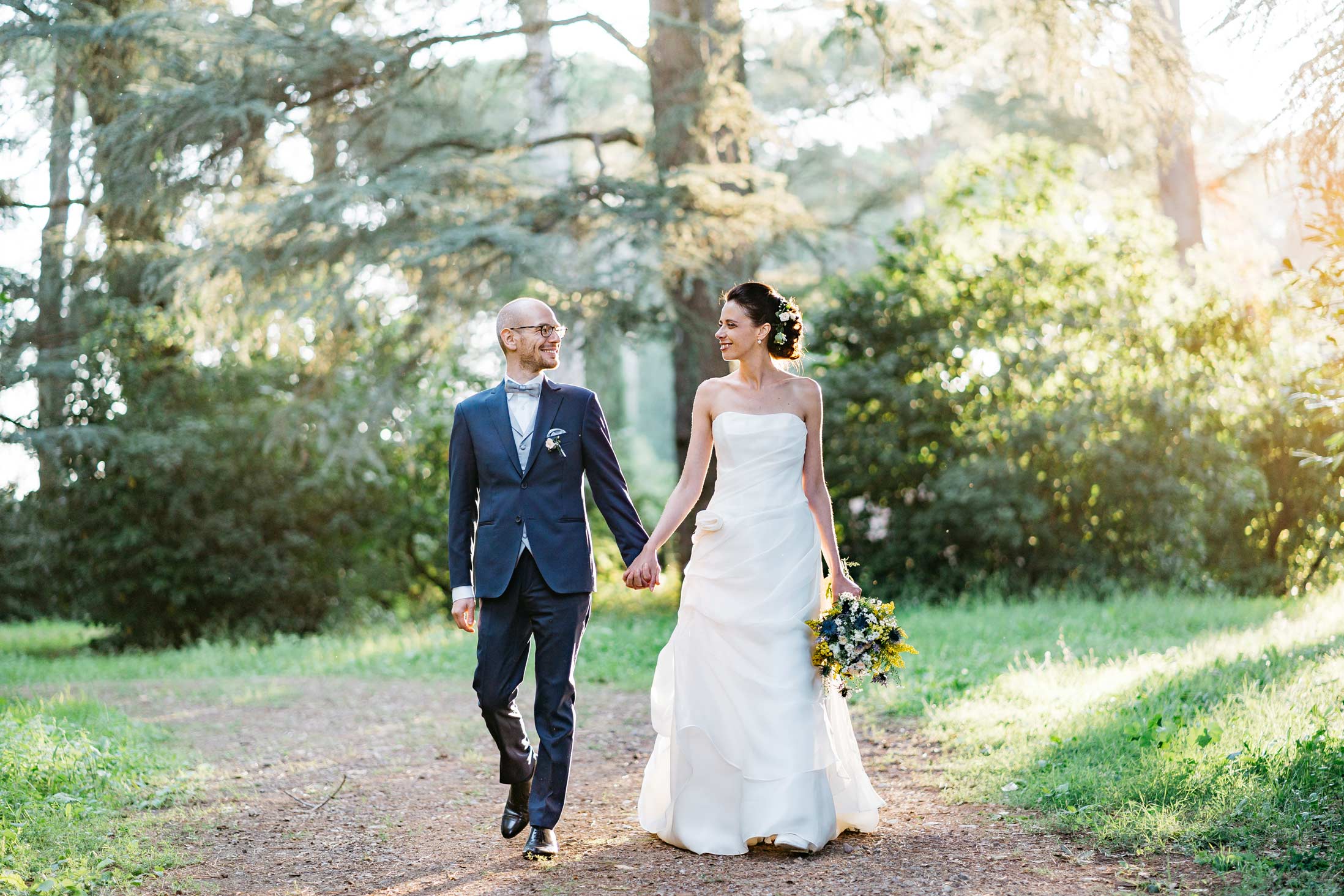 Fotografo Matrimonio Roma, sposi che passeggiano
