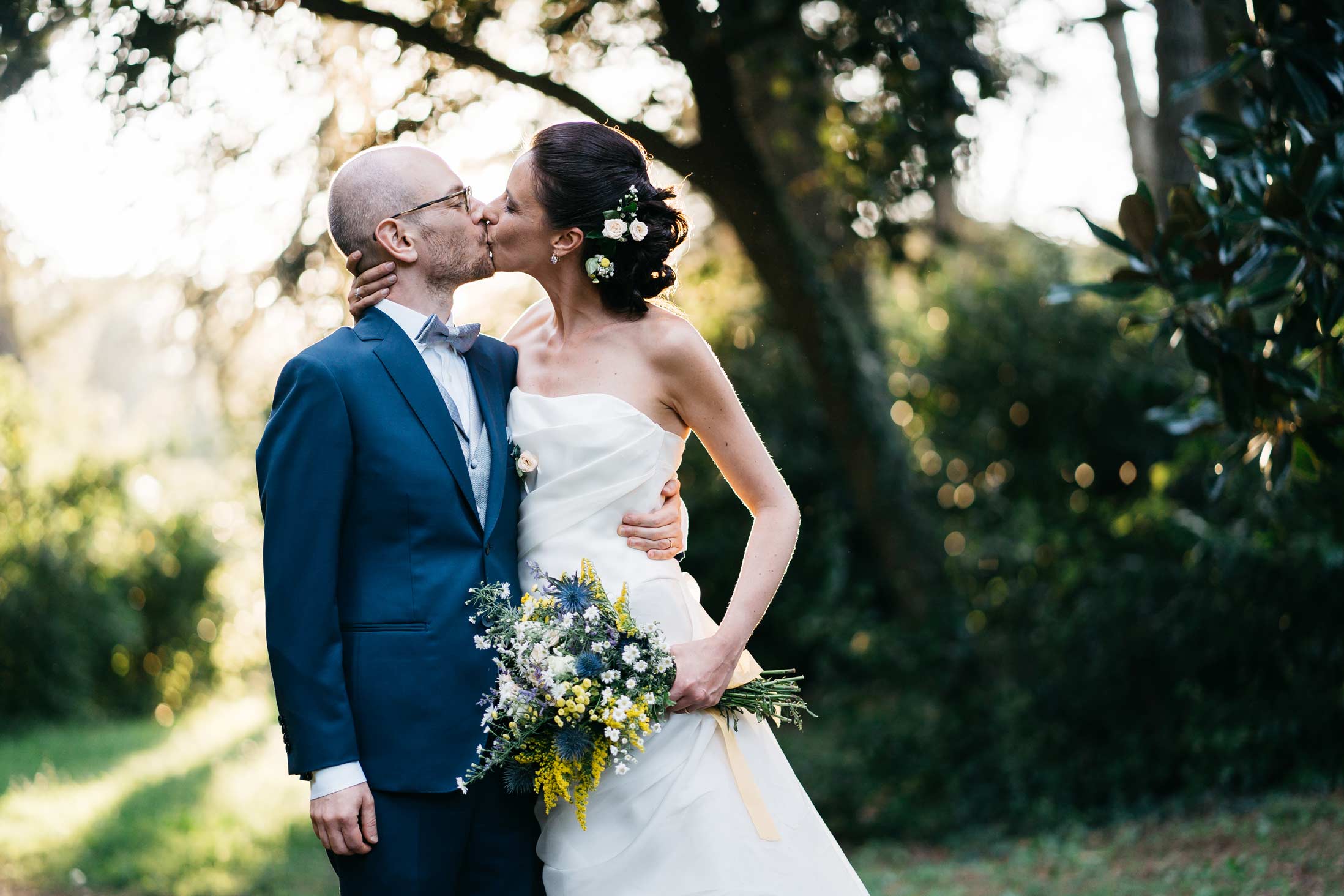 Fotografo Matrimonio Roma, gli sposi si baciano