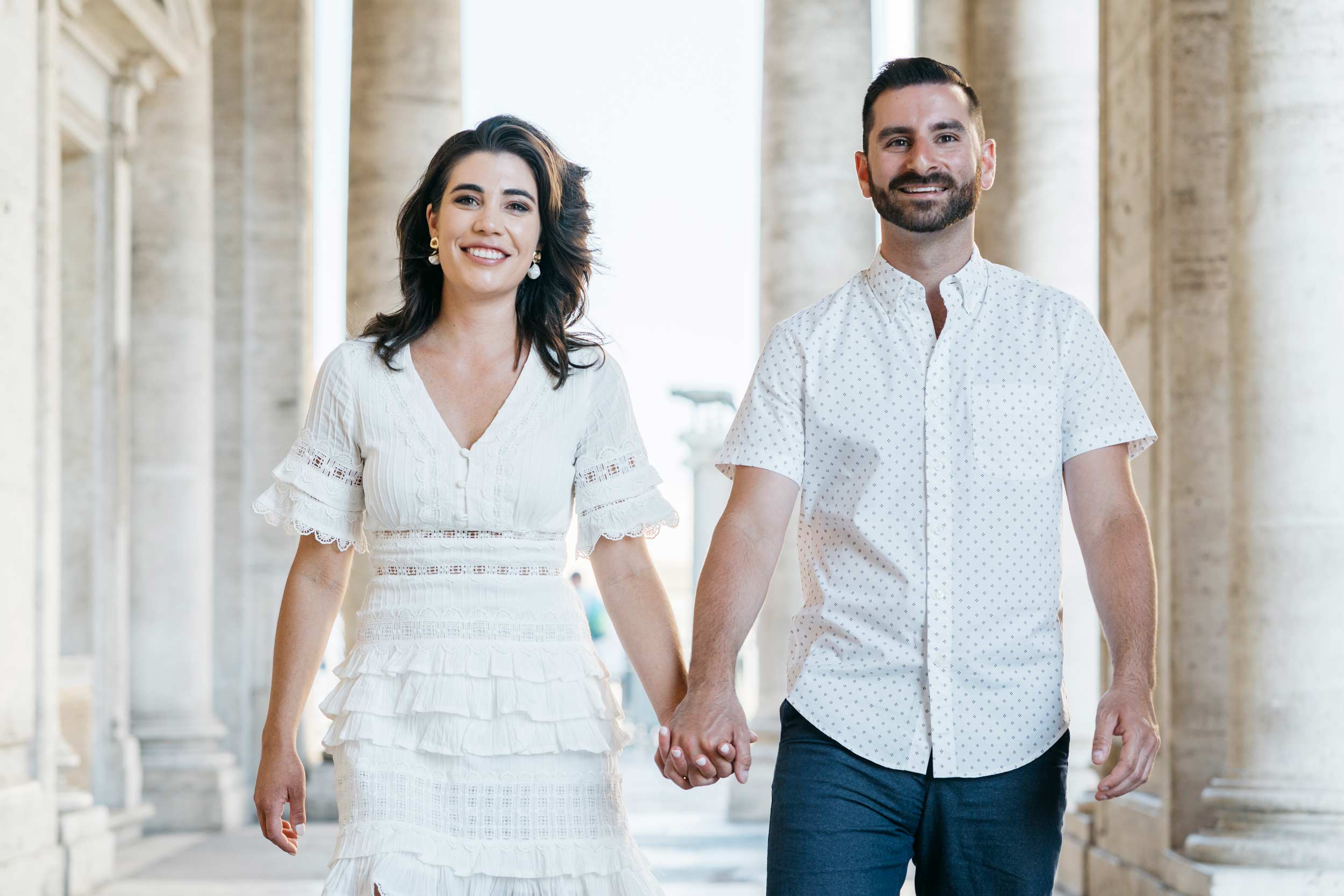 Una coppia cammina durante un Engagement session in rome