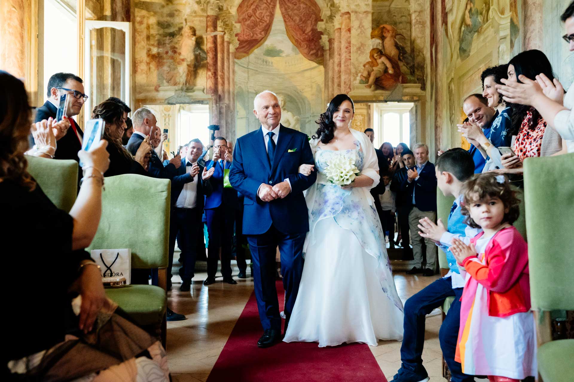 Entrata della sposa al rito civile di Matrimonio nel Park Hotel Villa Grazioli