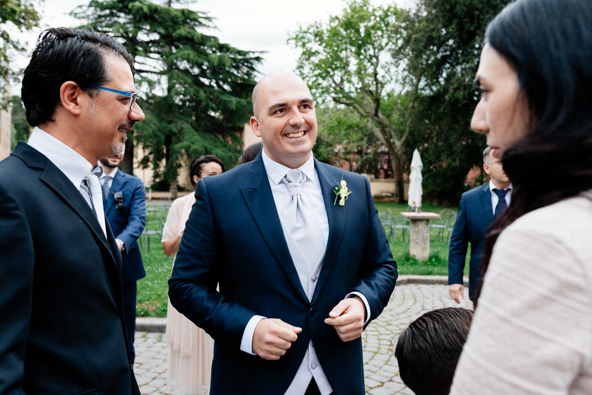 Sposo con invitati al Matrimonio nel Park Hotel Villa Grazioli