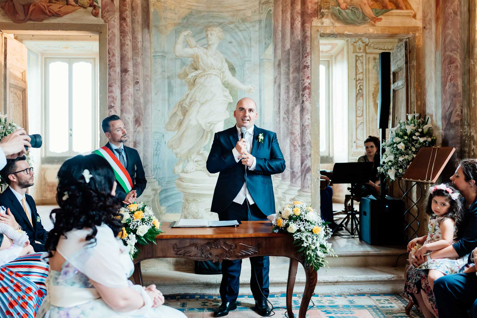 Sposo durante il rito civile di Matrimonio nel Park Hotel Villa Grazioli