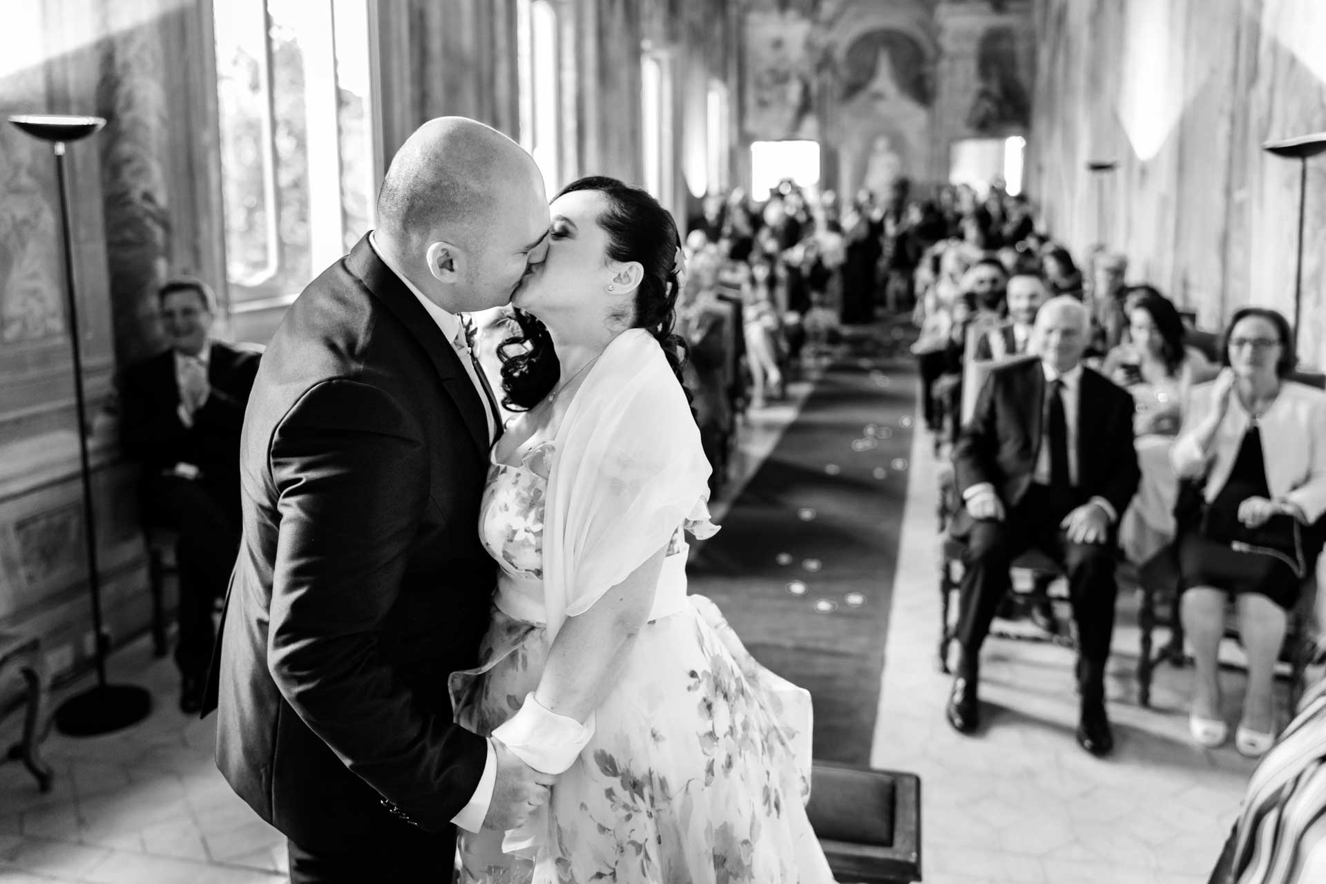 Bacio degli sposi durante il rito civile di Matrimonio nel Park Hotel Villa Grazioli