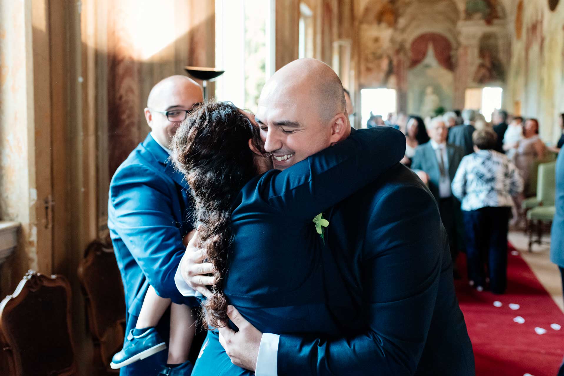Sposi salutano durante il rito civile di Matrimonio nel Park Hotel Villa Grazioli