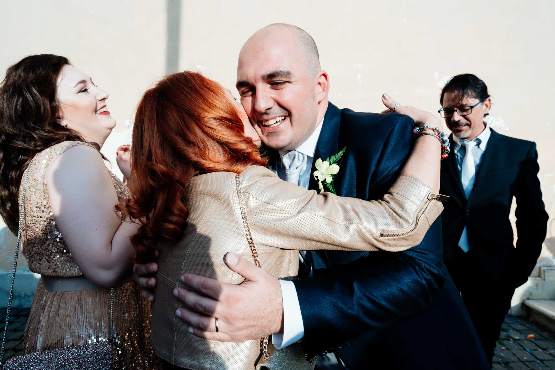 Sposo saluta invitati dopo il rito civile di Matrimonio nel Park Hotel Villa Grazioli