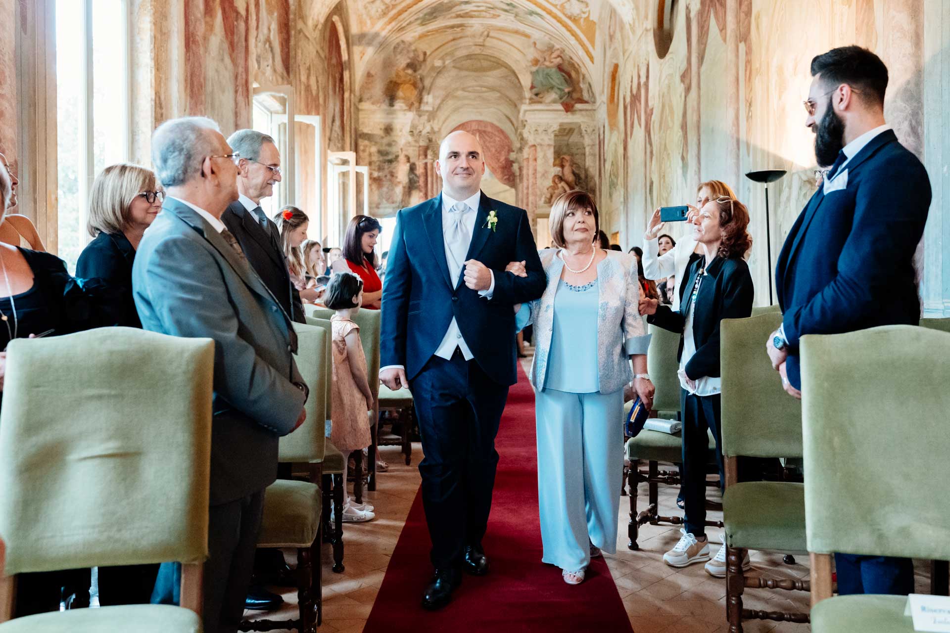 Entrata dello sposo al rito civile di Matrimonio nel Park Hotel Villa Grazioli