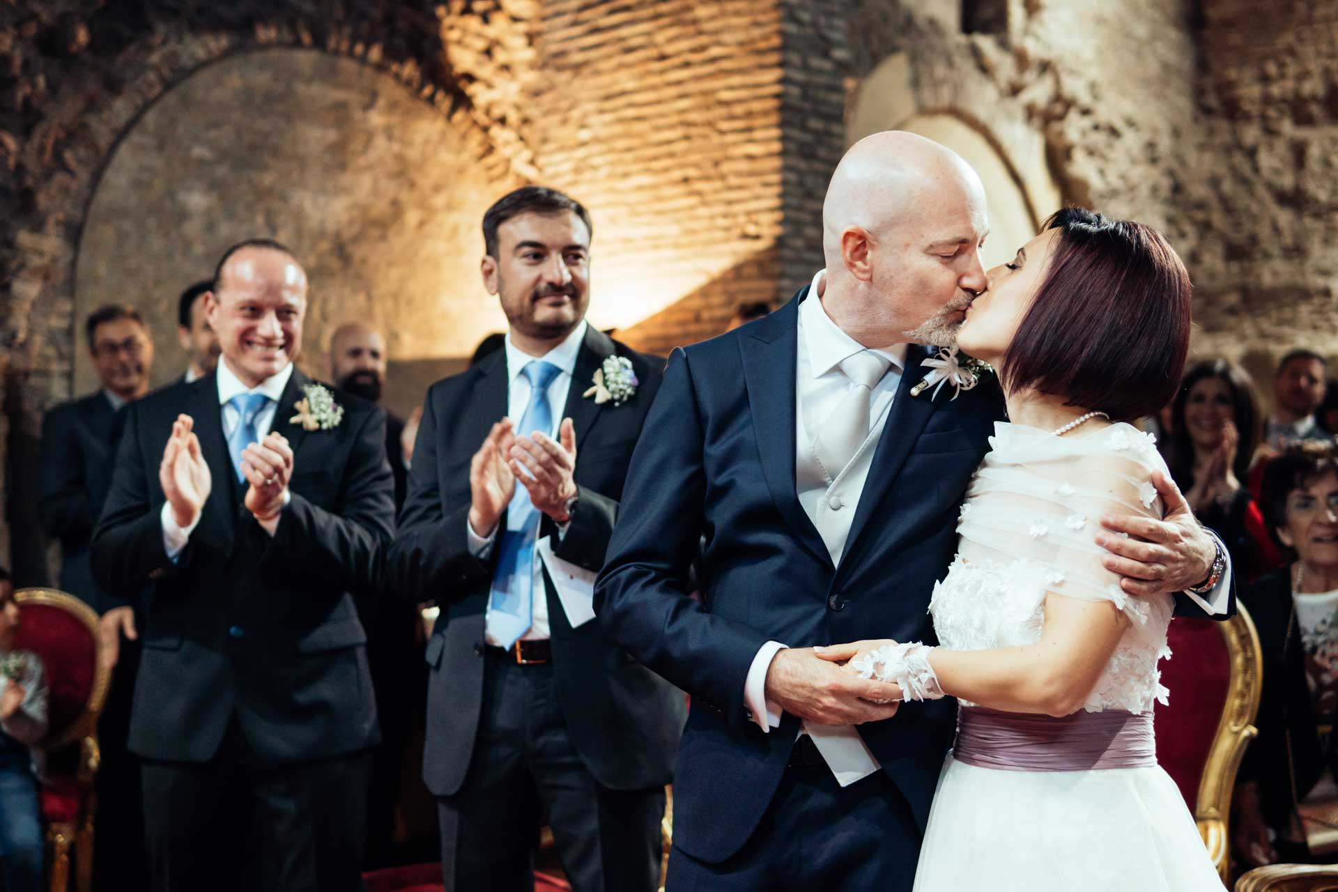 Sposi si baciano durante il rito civile di matrimonio presso il Complesso Vignola Mattei