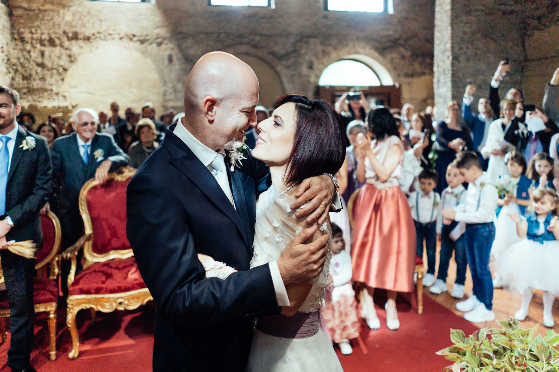 Sposi durante il rito civile di matrimonio presso il Complesso Vignola Mattei