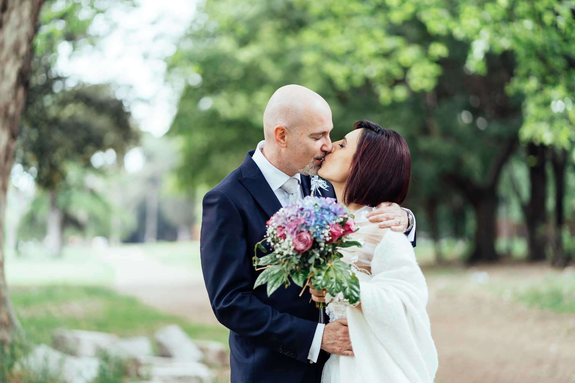 Foto sposi dopo il rito civile di matrimonio presso il Complesso Vignola Mattei