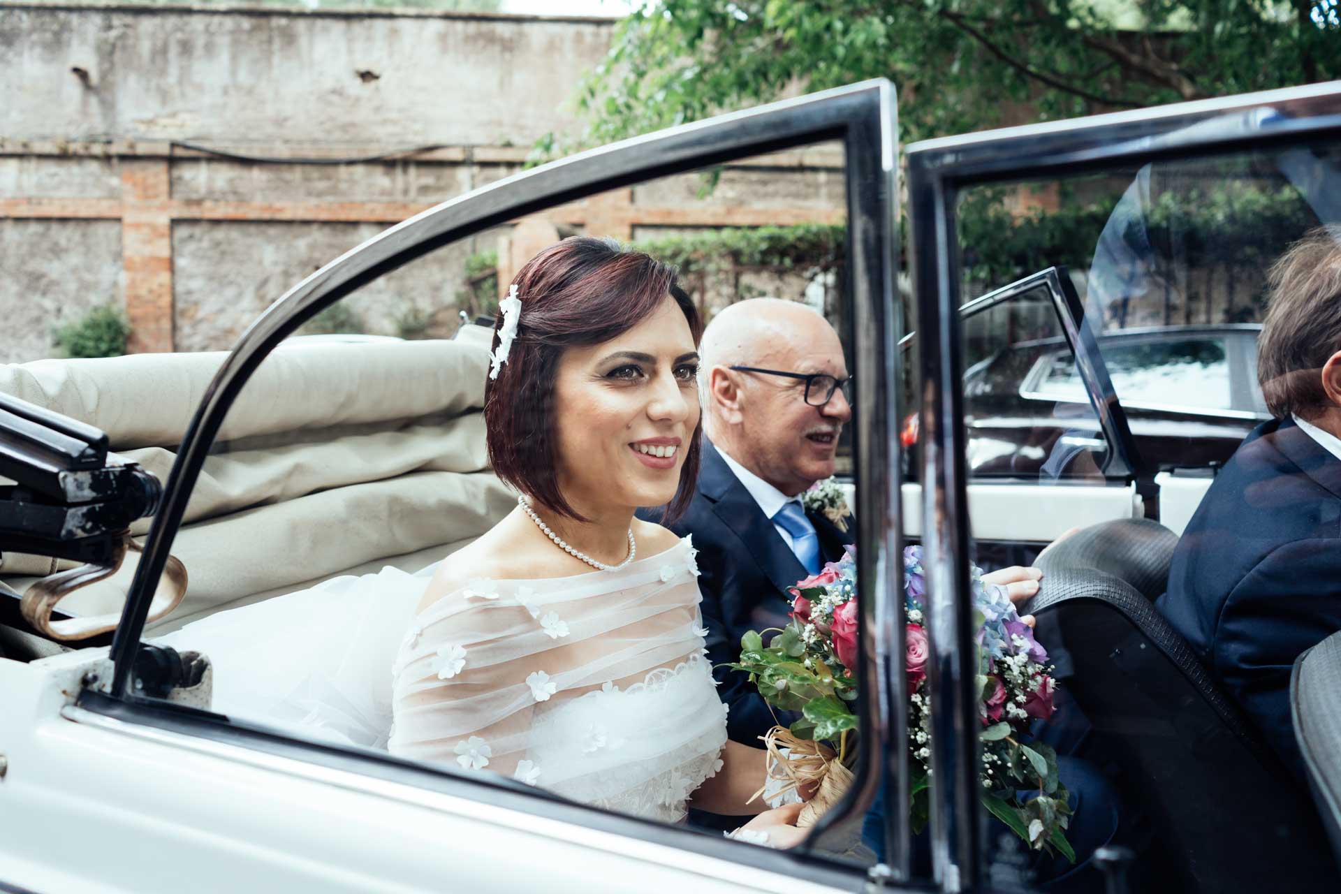 Arrivo della sposa durante il rito civile di matrimonio presso il Complesso Vignola Mattei