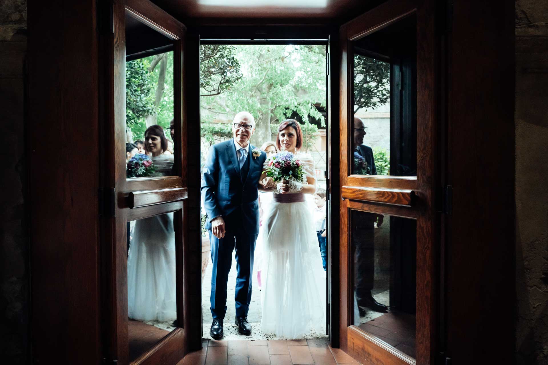 Entrata della sposa durante il rito civile di matrimonio presso il Complesso Vignola Mattei