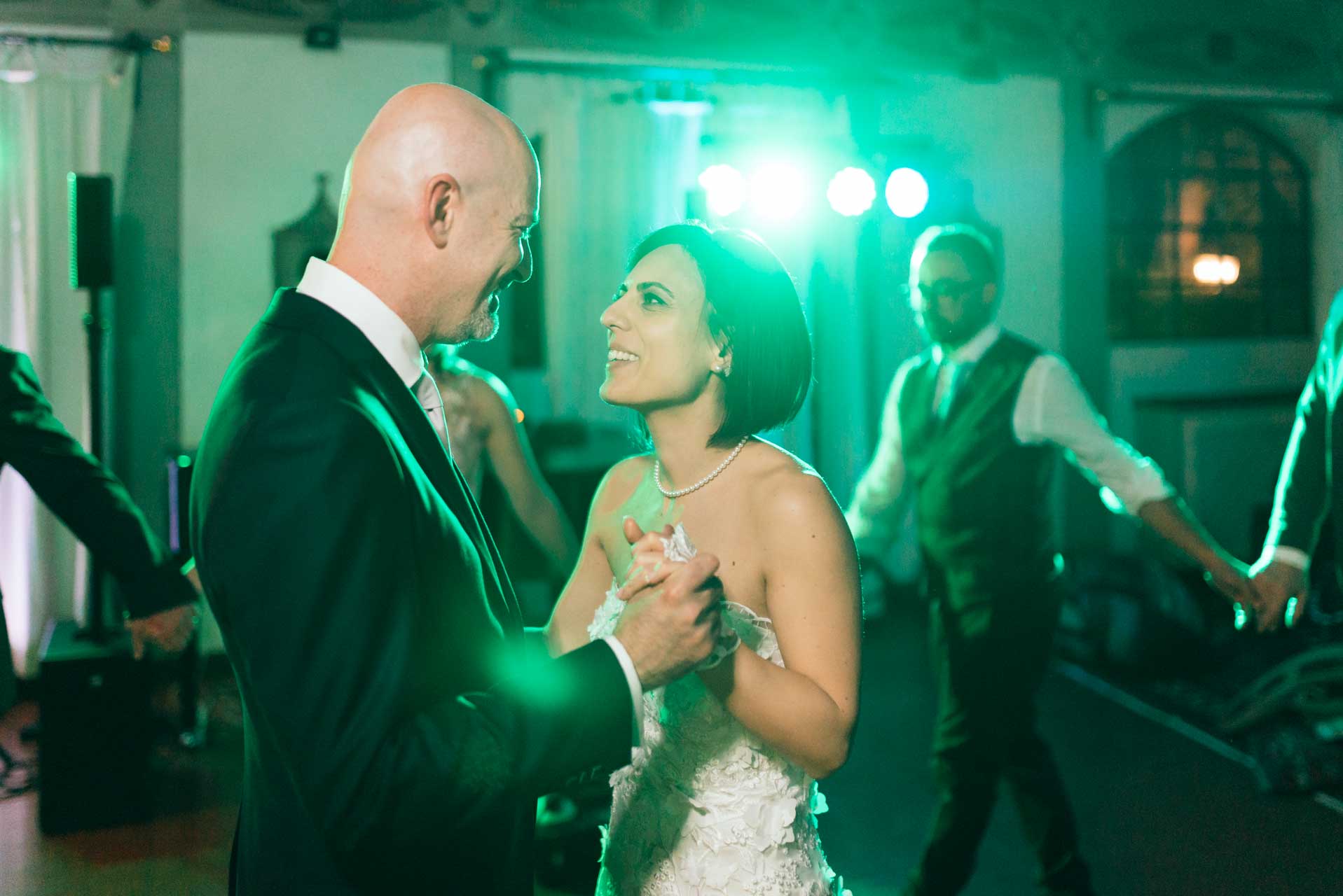 Sposi ballano durante il ricevimento di matrimonio presso la Porta del Principe a Roma