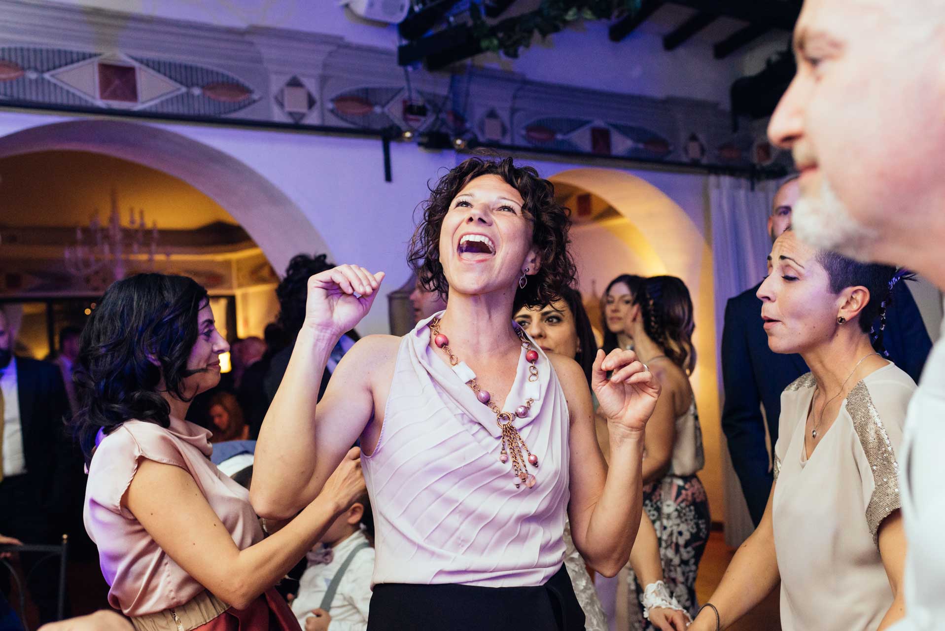 Invitati ballano durante il ricevimento di matrimonio presso la Porta del Principe a Roma