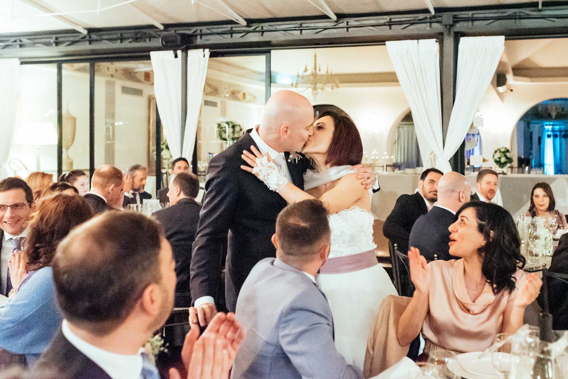 Sposi si baciano durante il ricevimento di matrimonio presso la Porta del Principe a Roma
