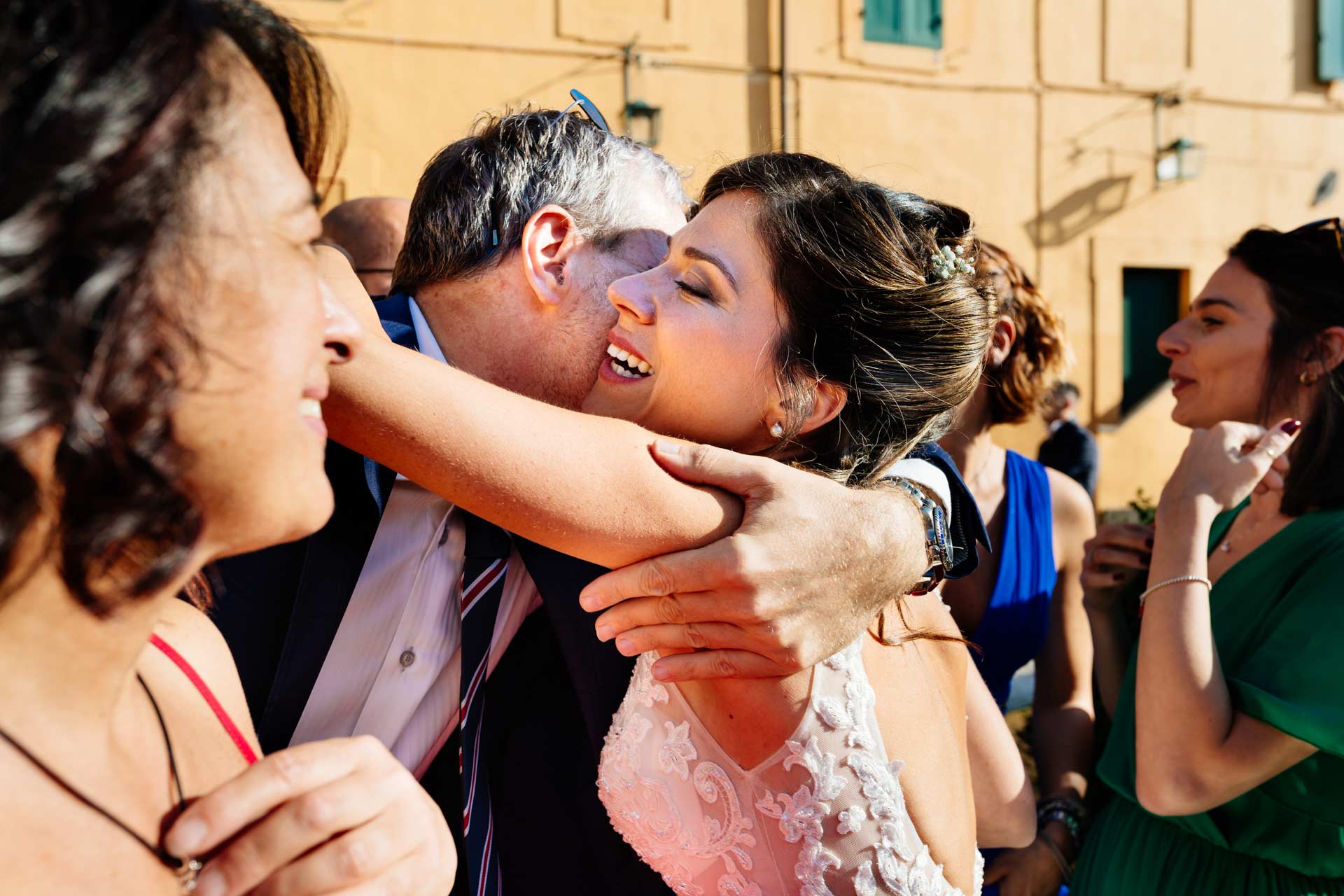 Sposa saluta invitati durante il Matrimonio nel Castello di Decima