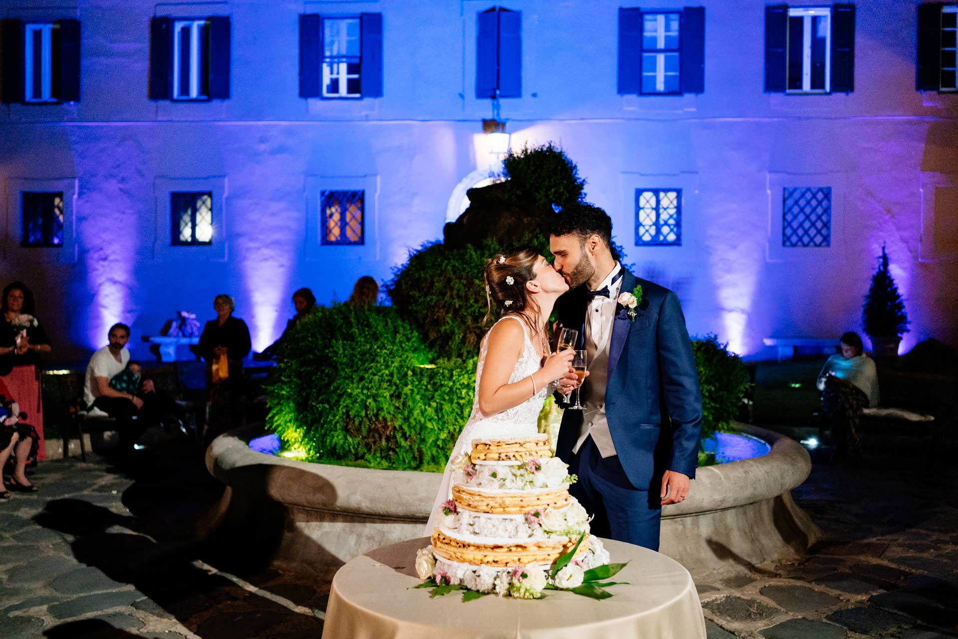 Taglio della torta durante il ricevimento di Matrimonio a Roma nel Castello di Decima