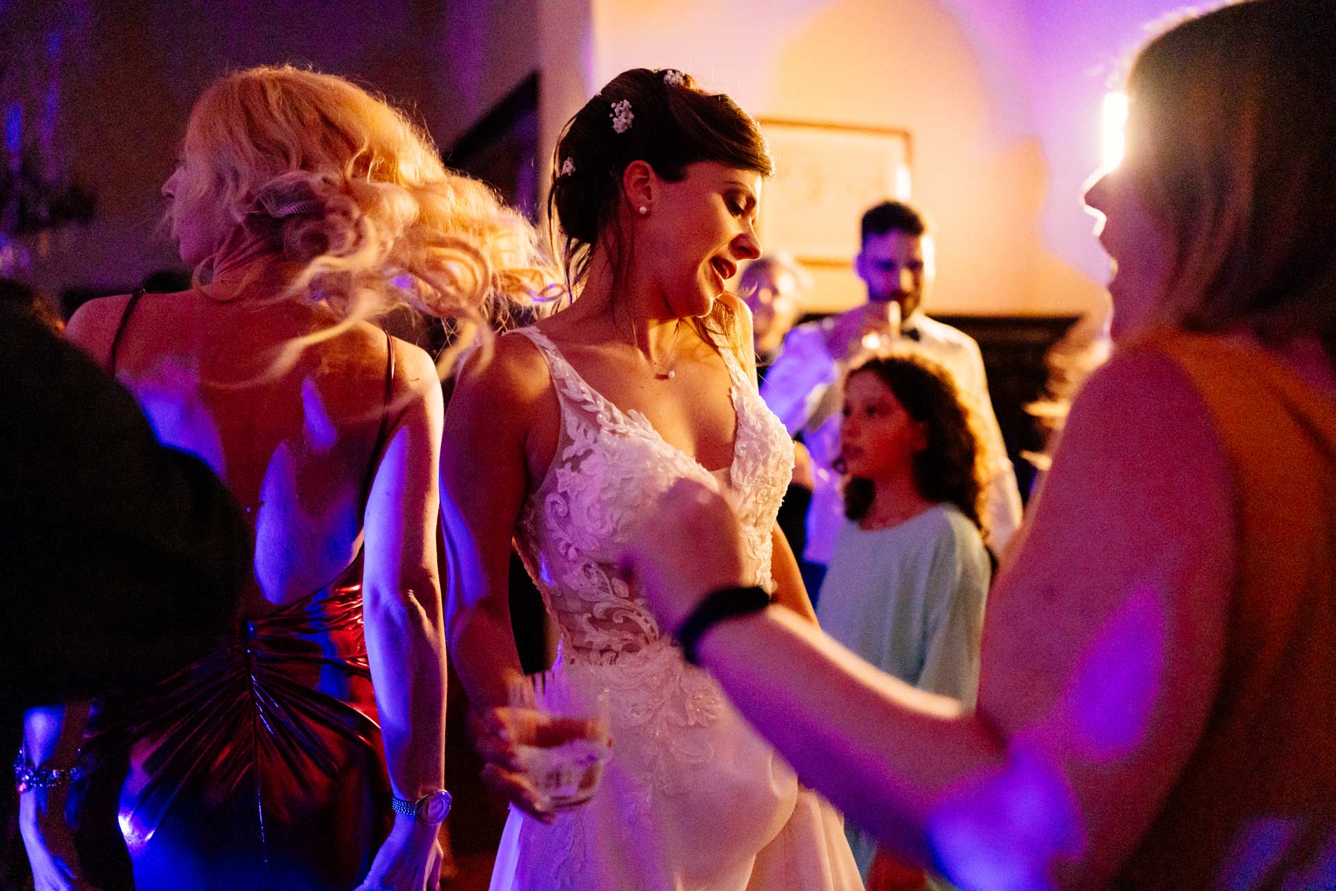 Invitati ballano durante il ricevimento di Matrimonio a Roma nel Castello di Decima