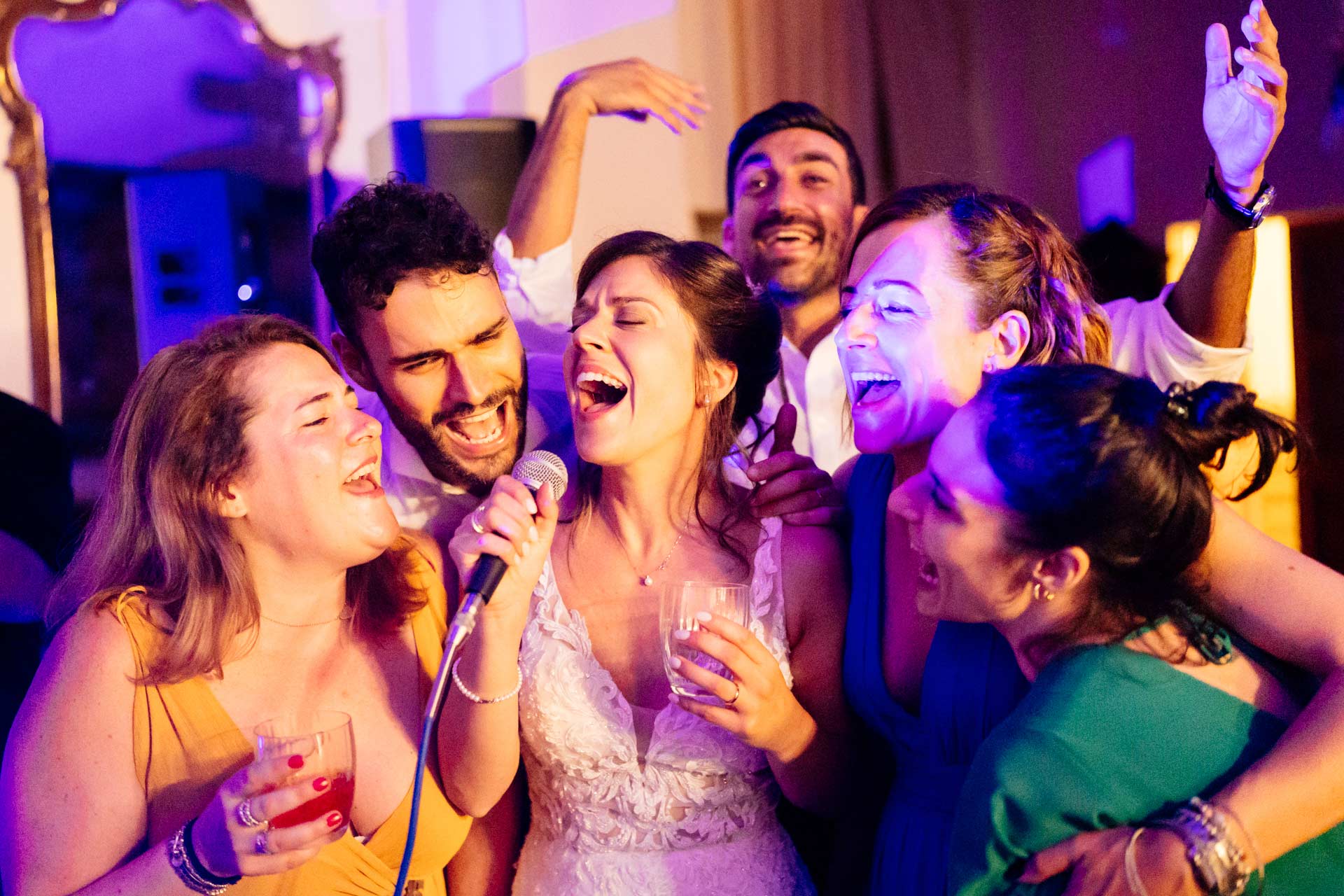 Gli sposi cantano con gli invitati durante il ricevimento di Matrimonio a Roma nel Castello di Decima