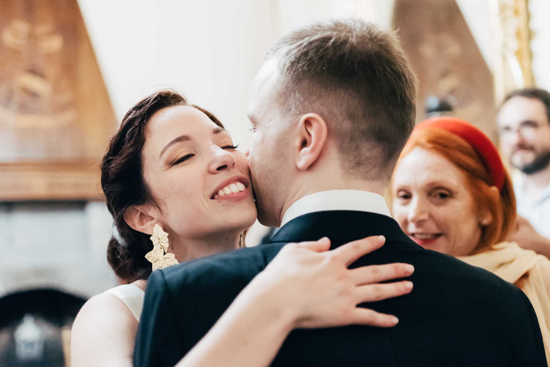 Sposa abbraccia un'amico durante il ricevimento di matrimonio nel Castello di Decima