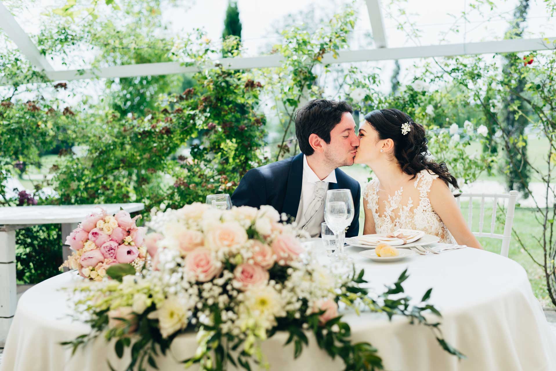 Bacio degli sposi durante il ricevimento di matrimonio al Relais Cascina Spiga D'Oro