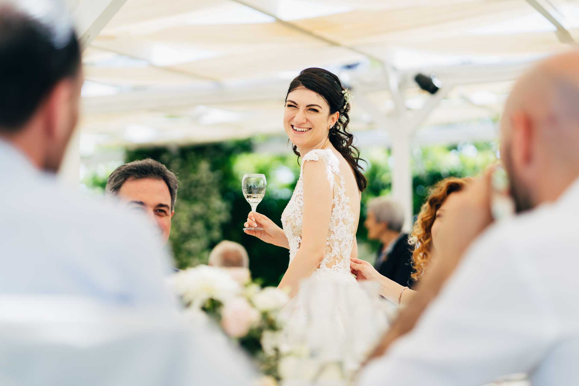 La sposa sorride durante il ricevimento di matrimonio al Relais Cascina Spiga D'Oro