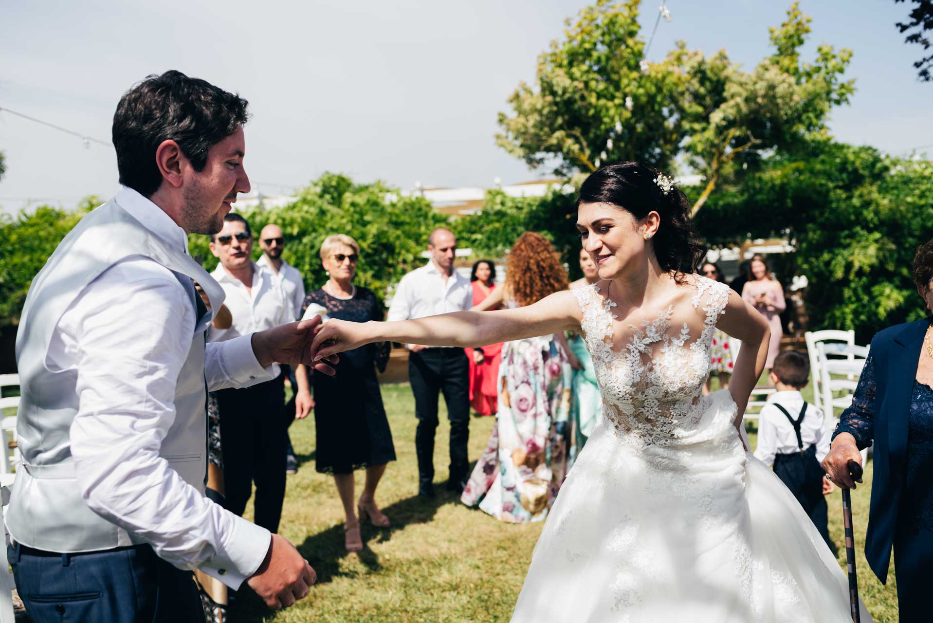 Gli sposi ballano durante il ricevimento di matrimonio al Relais Cascina Spiga D'Oro