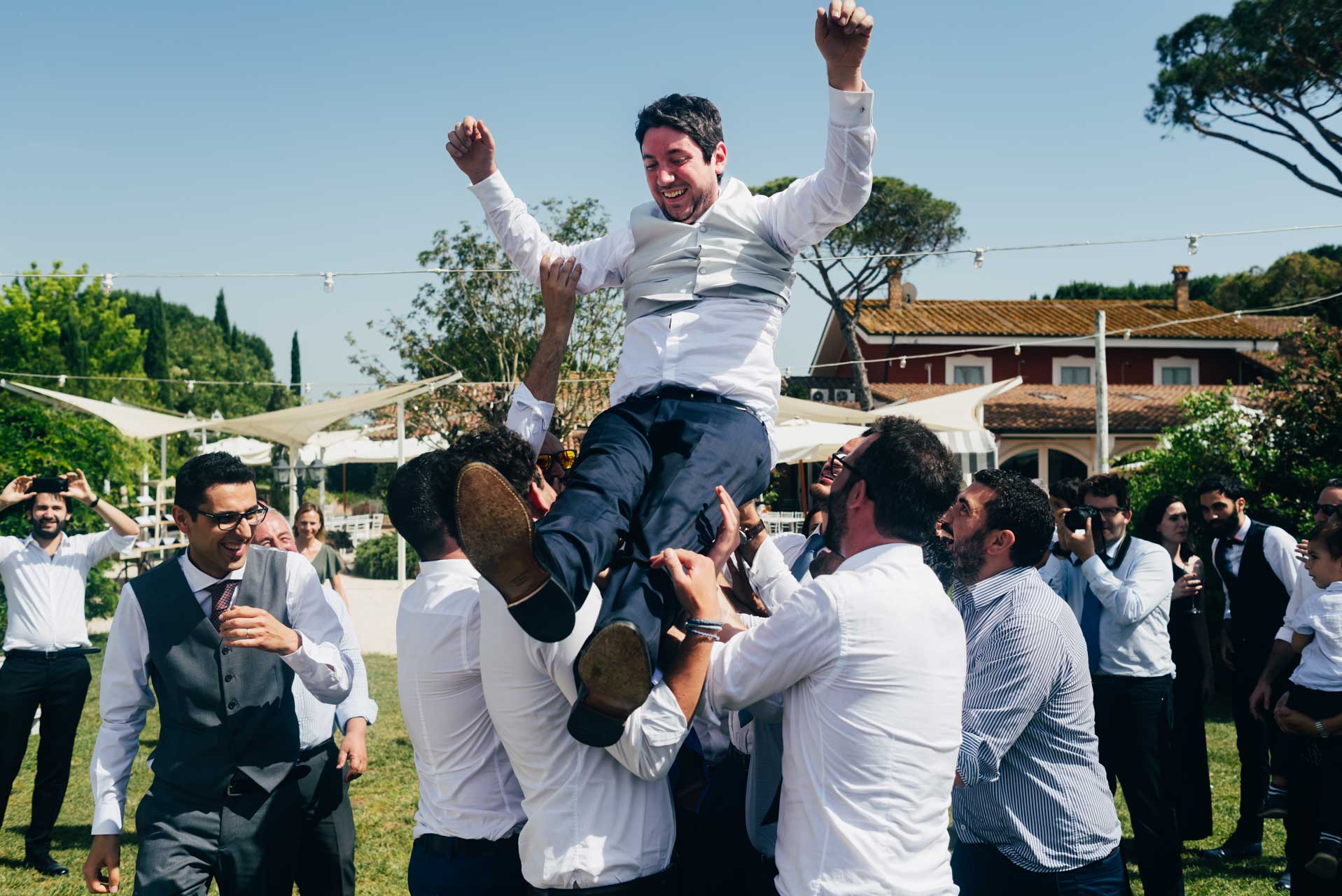 Lo sposo viene lanciato in aria durante il ricevimento di matrimonio al Relais Cascina Spiga D'Oro