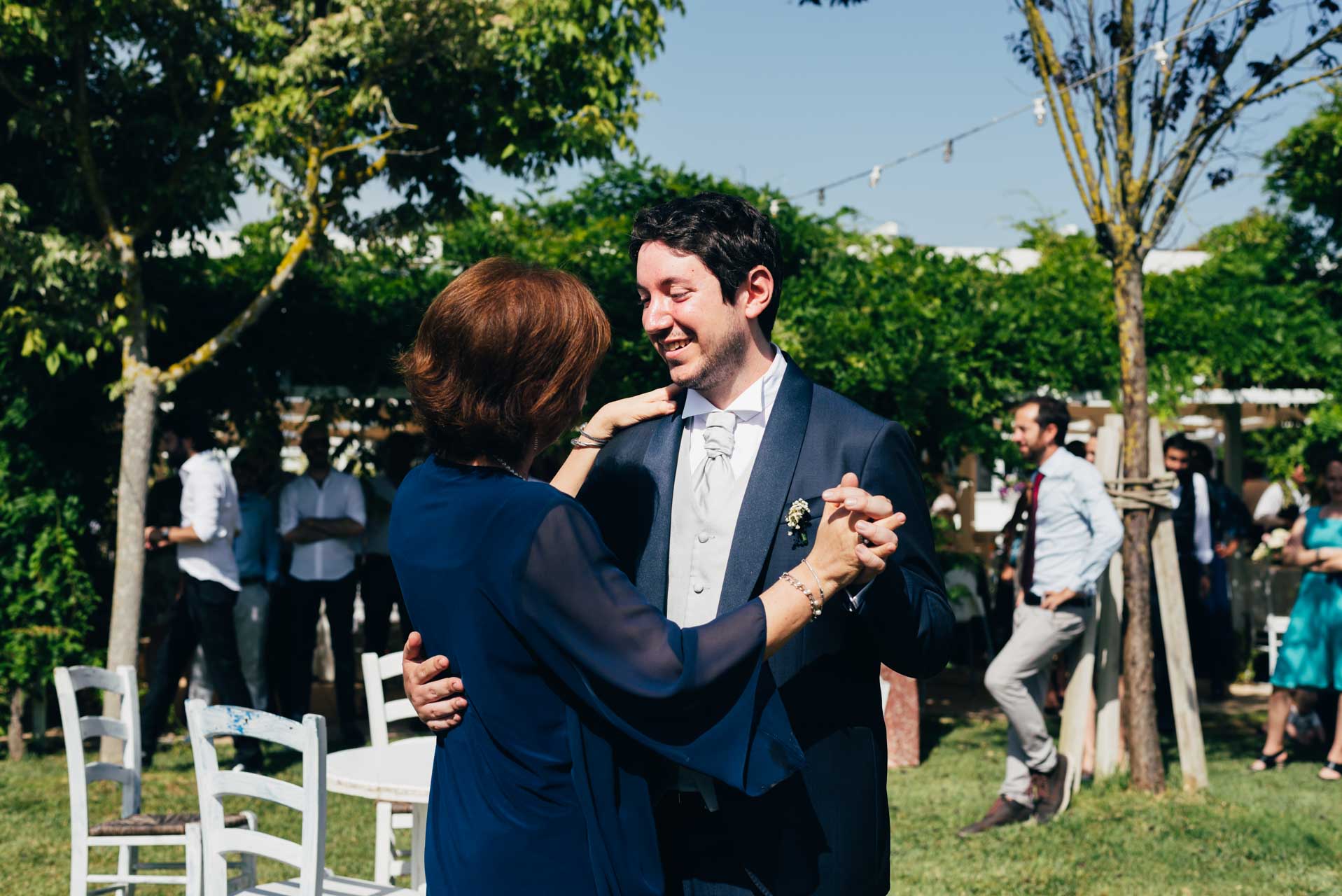 Lo sposo balla con la madre durante il ricevimento di matrimonio al Relais Cascina Spiga D'Oro