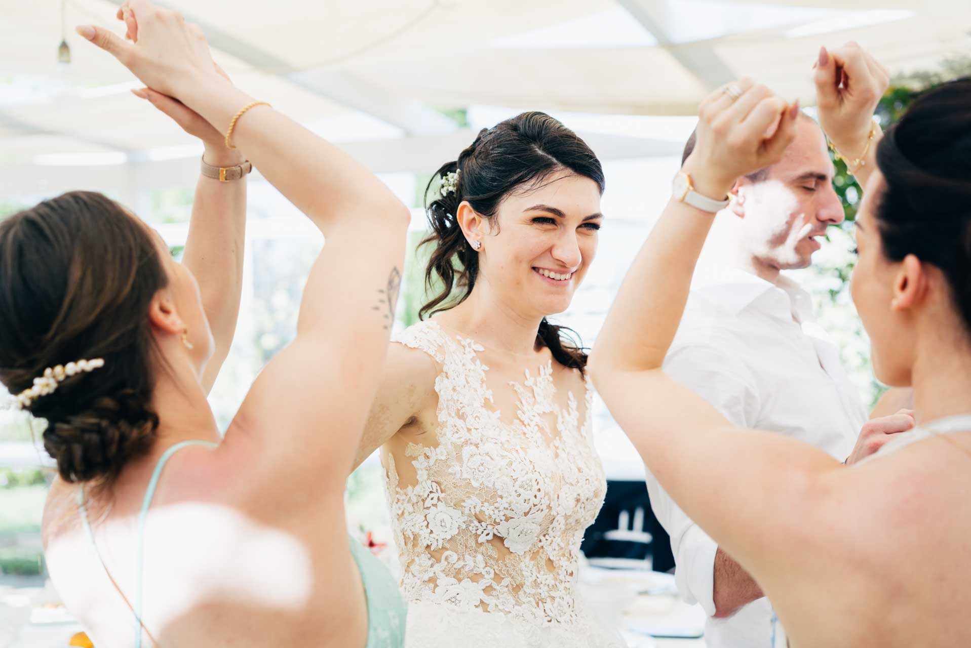 La sposa balla durante il ricevimento di matrimonio al Relais Cascina Spiga D'Oro