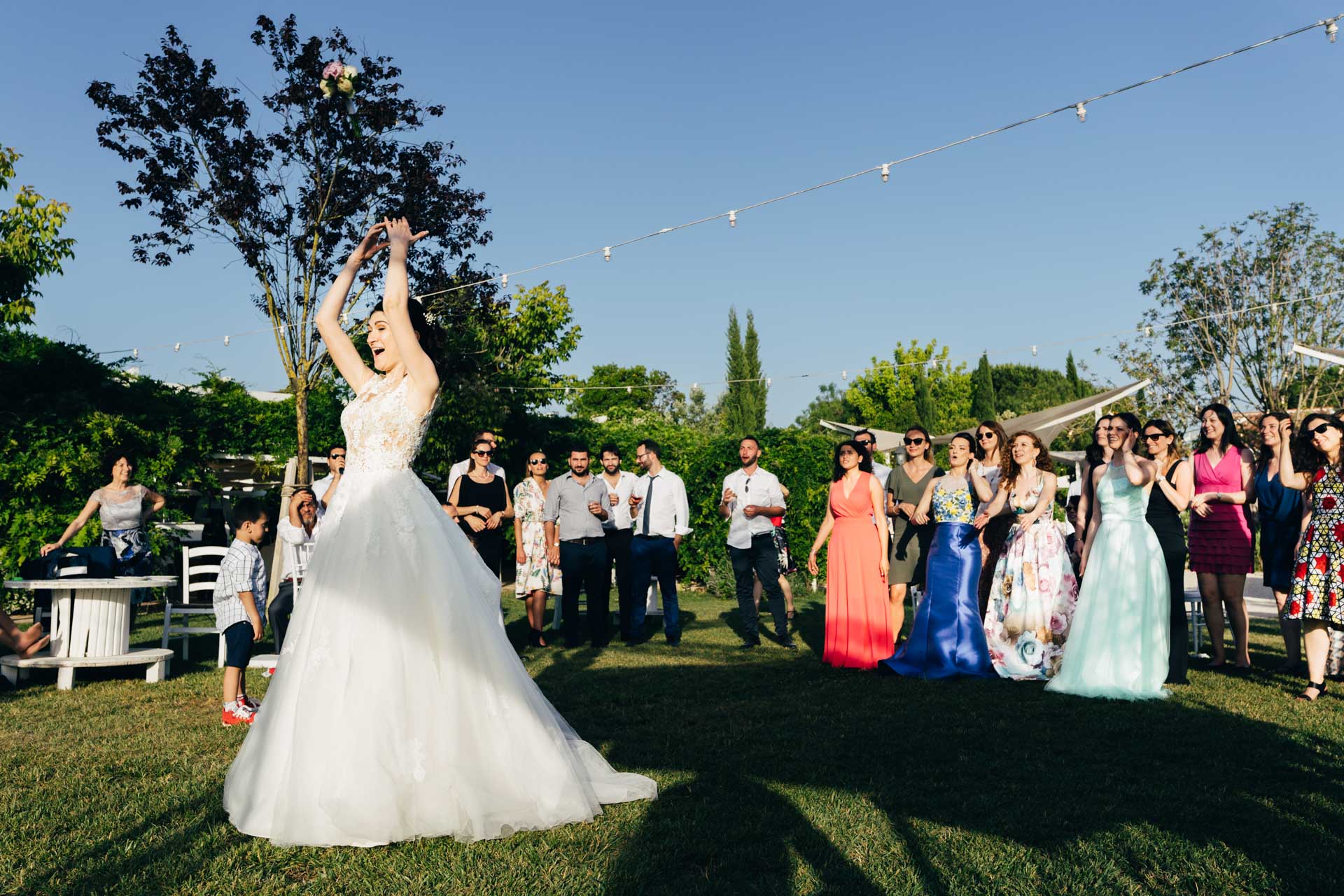 Lancio del bouquet durante il ricevimento di matrimonio al Relais Cascina Spiga D'Oro