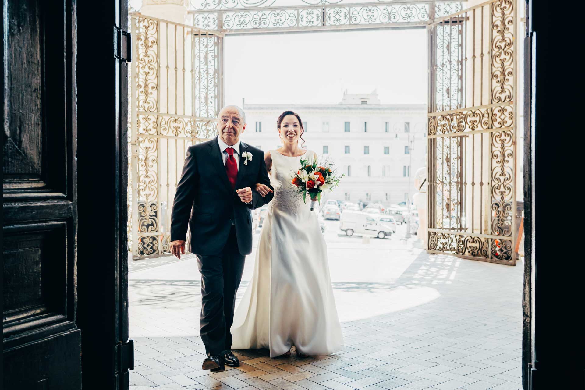 Entrata della sposa con il padre durante la cerimonia di Matrimonio nella basilica di San Pietro in Vincoli a Roma