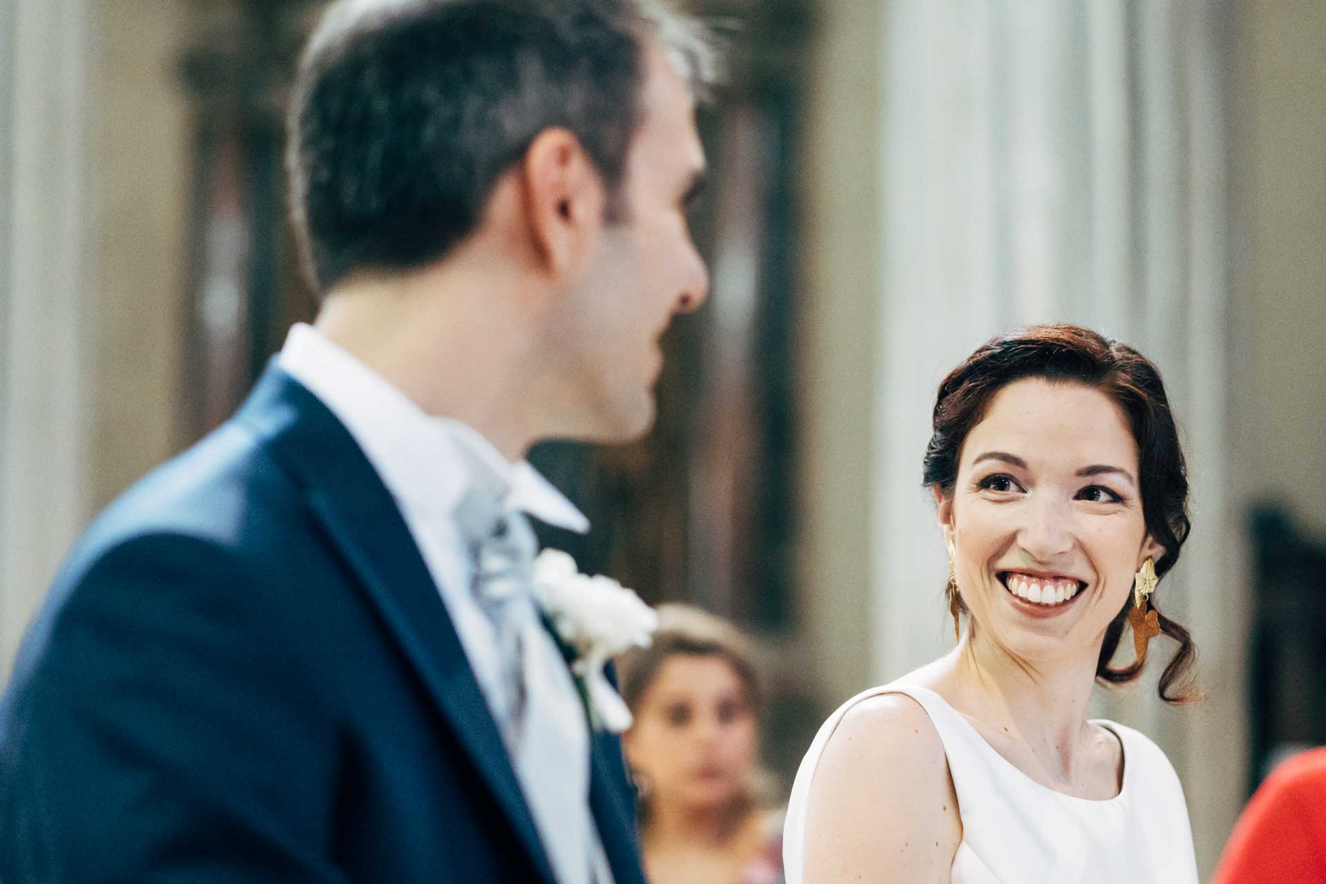 La sposa guarda lo sposo durante la cerimonia di Matrimonio nella basilica di San Pietro in Vincoli a Roma