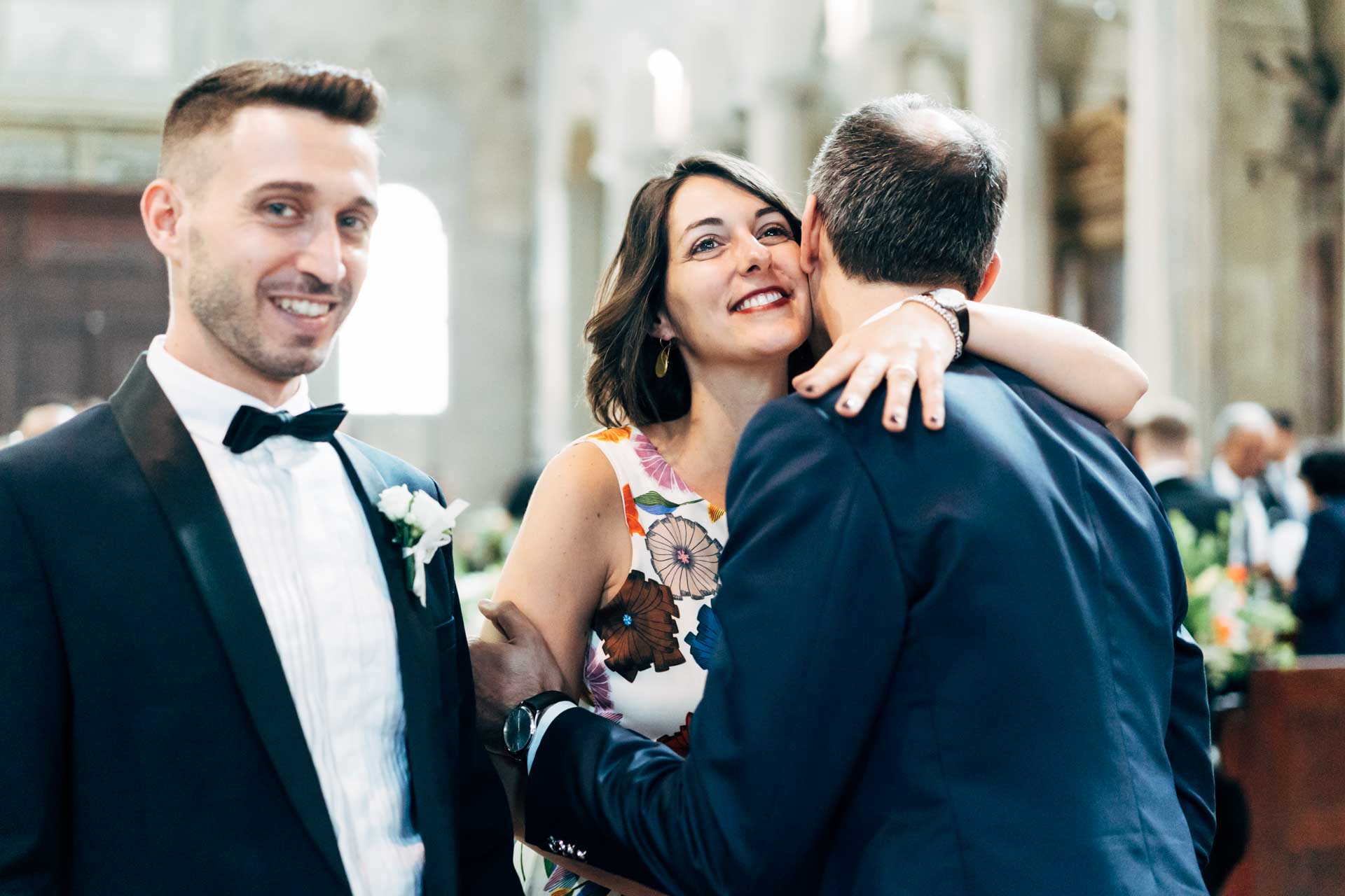 Sposo saluta durante la cerimonia di Matrimonio nella basilica di San Pietro in Vincoli a Roma