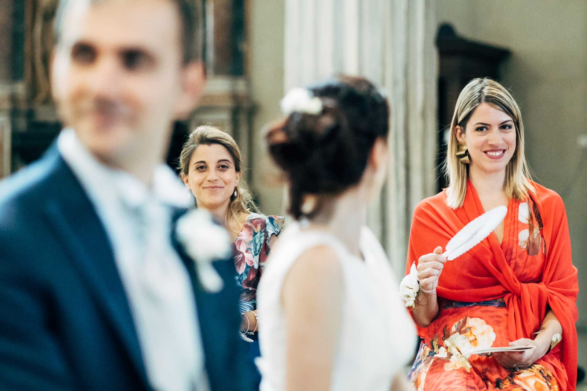 Sposi guardano gli invitati durante il Matrimonio a Roma nella basilica di San Pietro in Vincoli