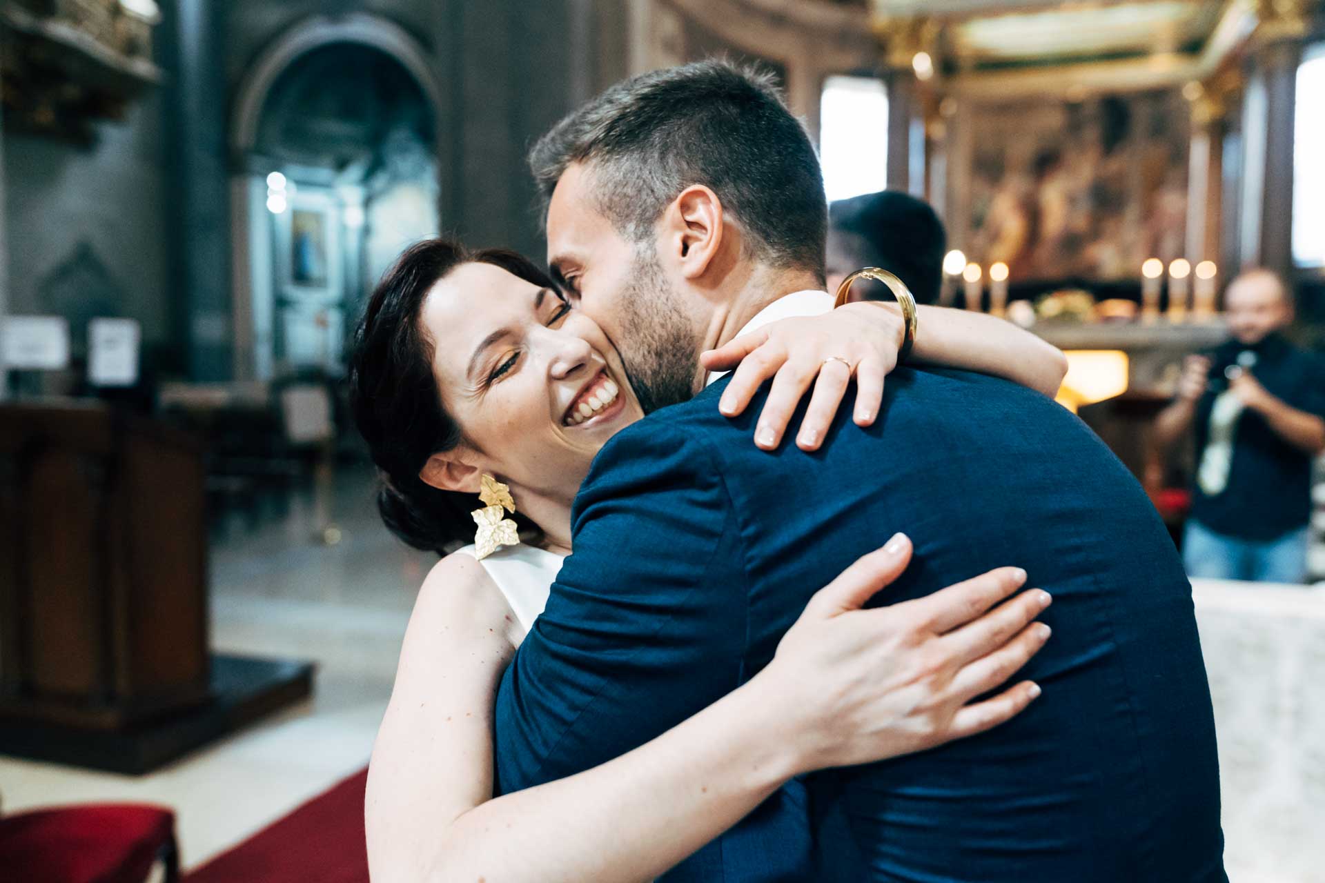 Sposa saluta un'amico alla fine della cerimonia di Matrimonio nella basilica di San Pietro in Vincoli a Roma