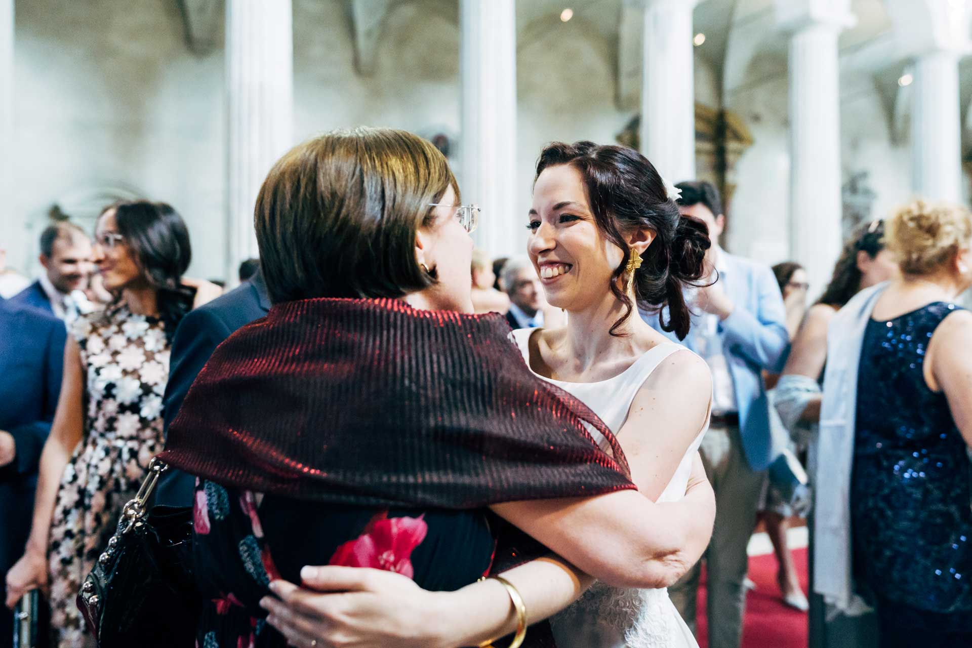 Sposa saluta un'amica alla fine della cerimonia di Matrimonio nella basilica di San Pietro in Vincoli a Roma