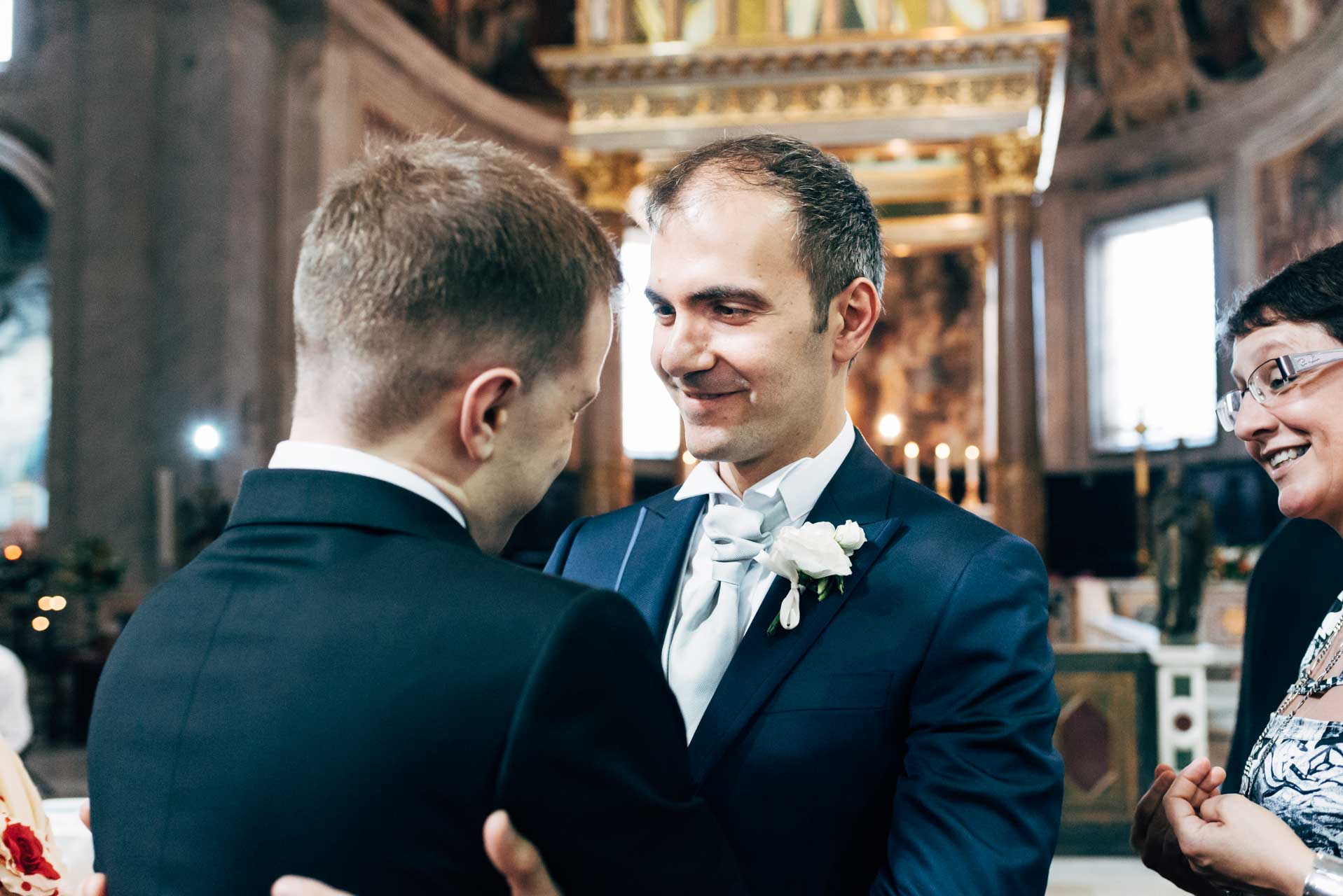 Sposo saluta durante la cerimonia di Matrimonio nella basilica di San Pietro in Vincoli a Roma