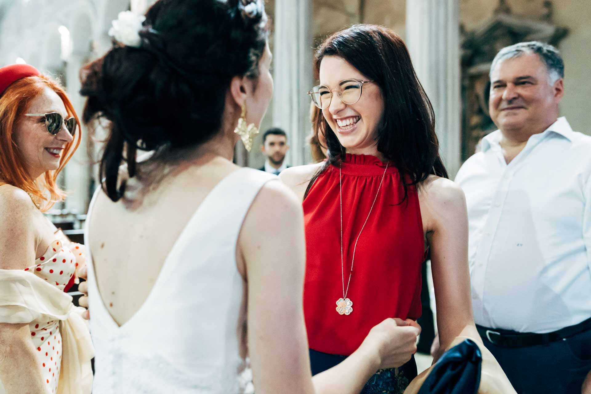 Sposi salutano invitati durante il Matrimonio a Roma nella basilica di San Pietro in Vincoli