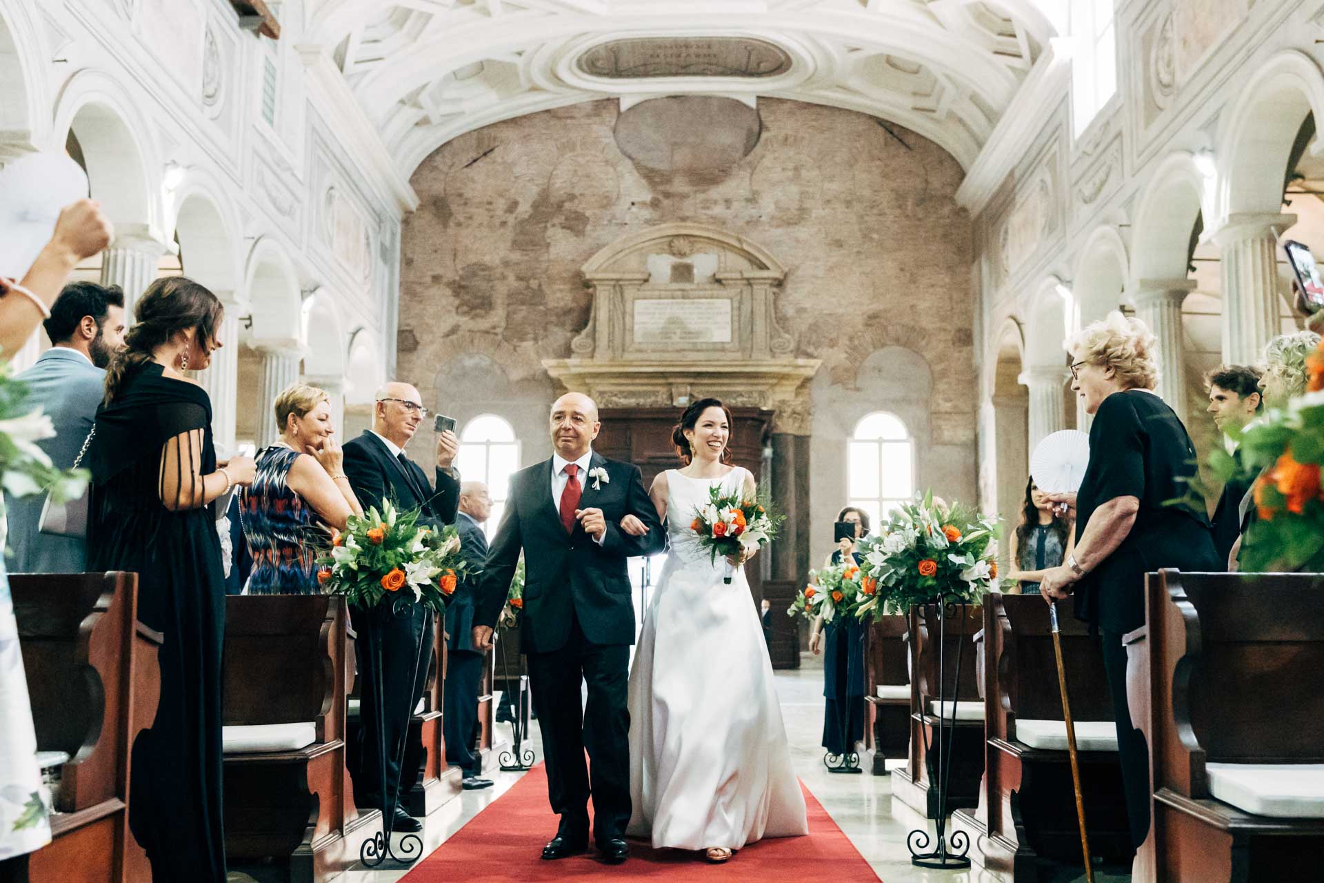 Entrata della sposa con il padre durante la cerimonia di Matrimonio nella basilica di San Pietro in Vincoli a Roma