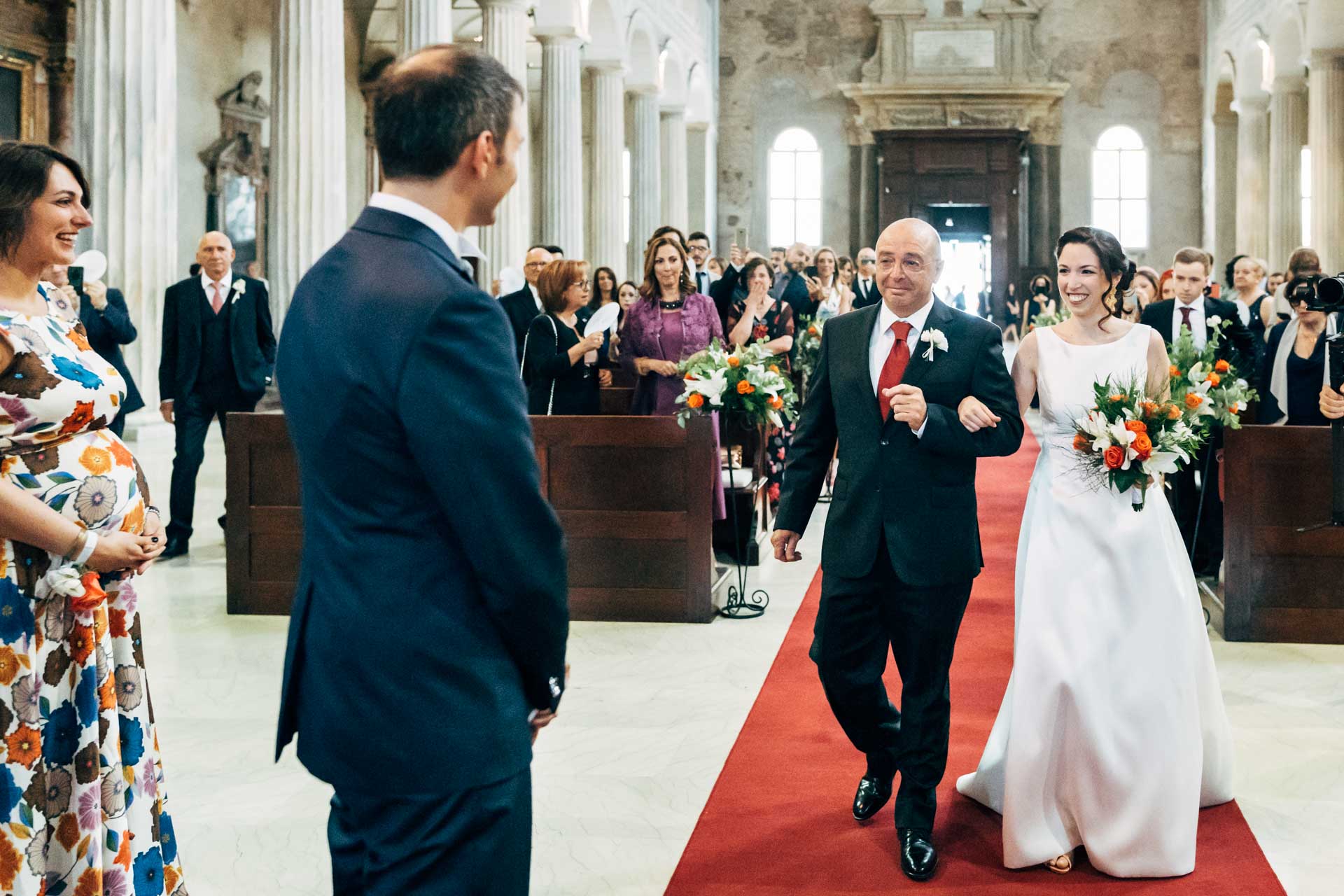 Entrata della sposa durante la cerimonia di Matrimonio nella basilica di San Pietro in Vincoli a Roma