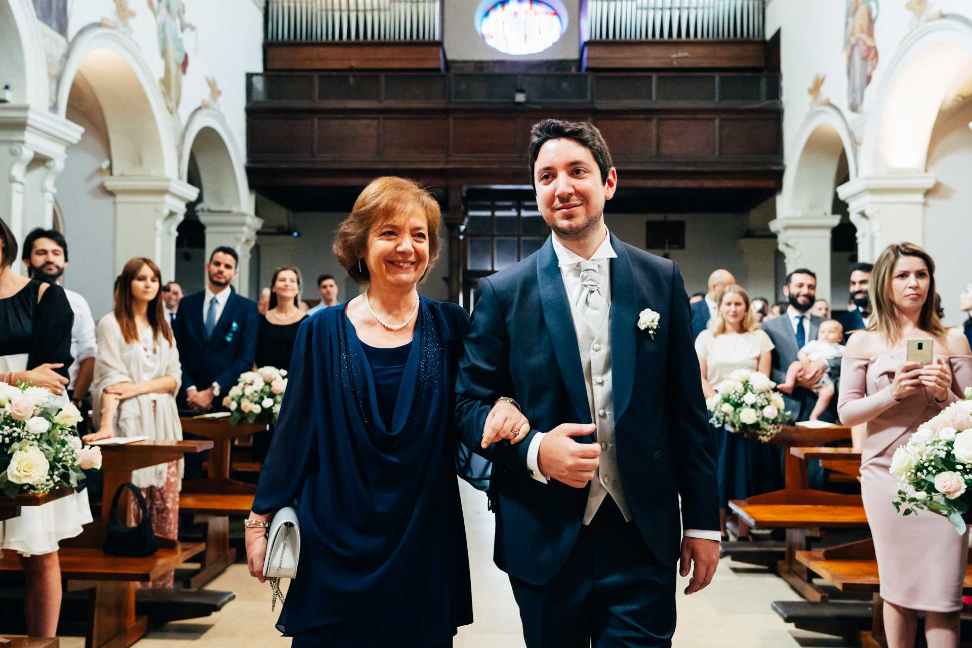 Lo sposo entra con la madre nella chiesa di Santa Prisca per il matrimonio