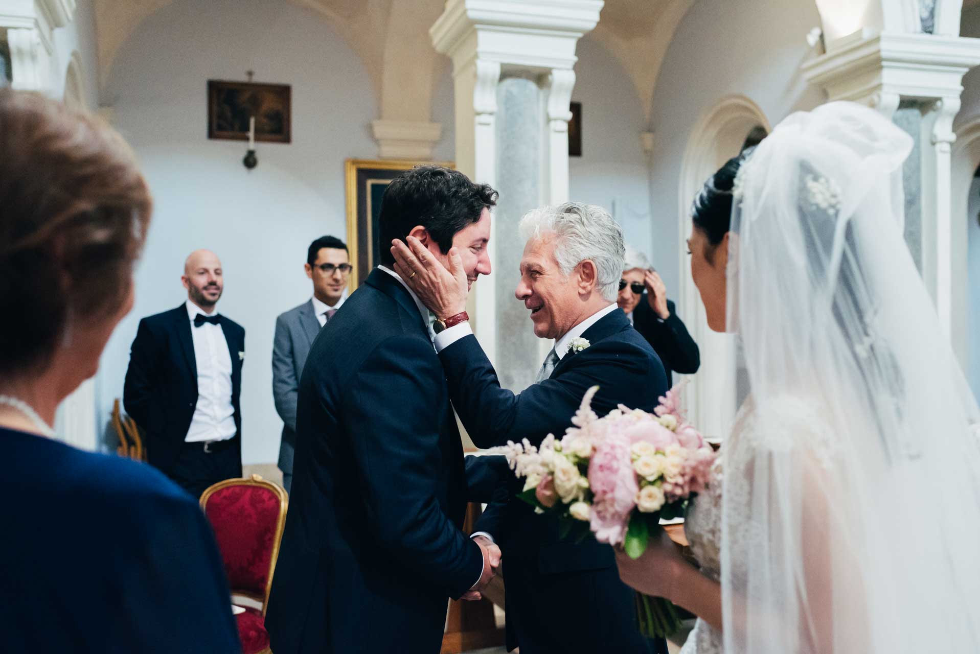 Scherzo al padre della sposa con telecamera nascosta durante il matrim