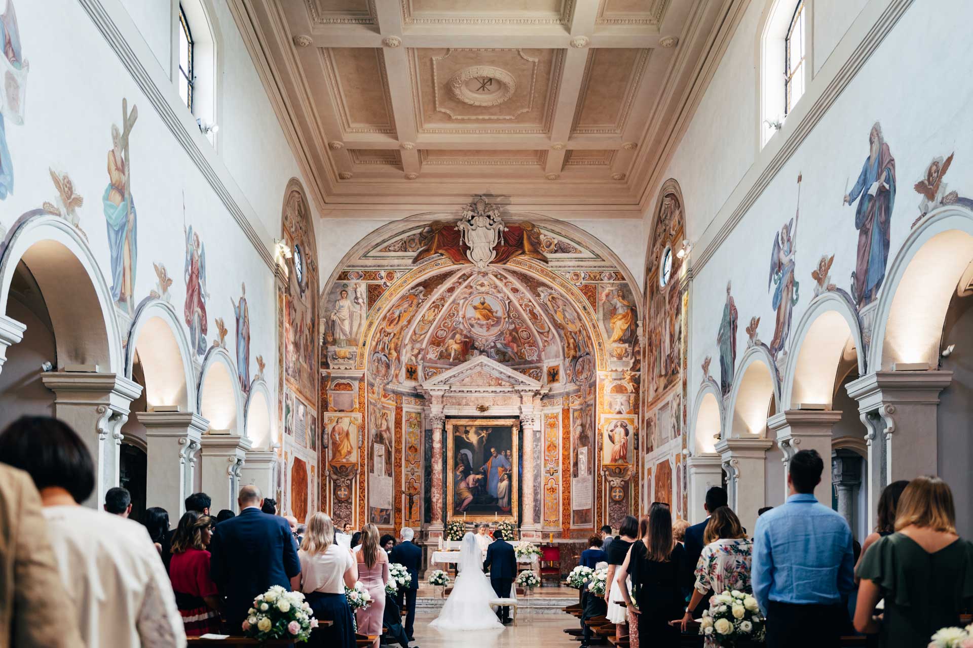 Sposi durante un matrimonio nella chiesa di Santa Prisca